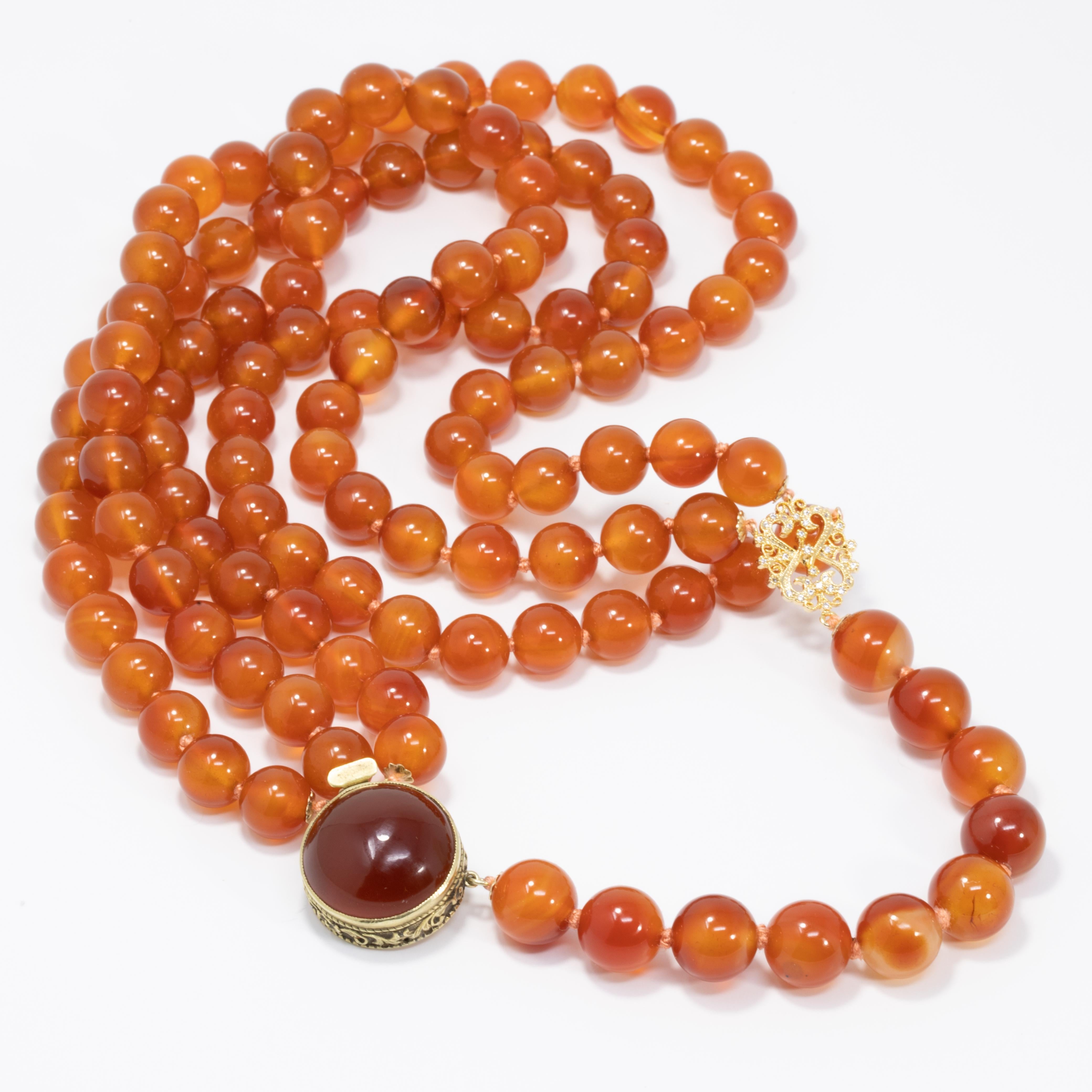 Perle Collier à trois rangs de perles de cornaline nouées, fermoir en or 14 carats en vente