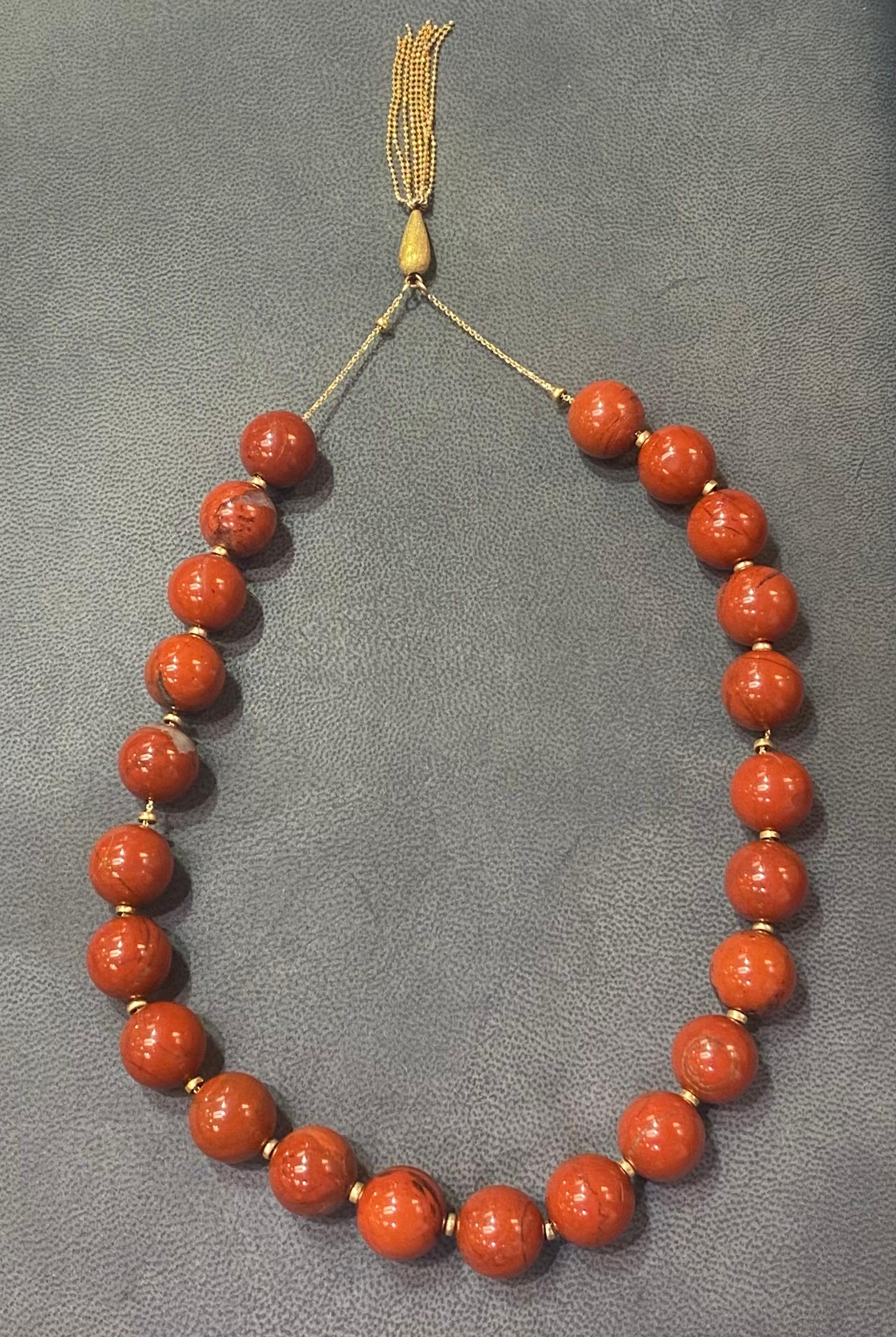 Collana di perle di corniola. Una collana con 23 perle di corniola di circa 14 mm. Con distanziatori dorati tra ogni perlina.

Misure: 16