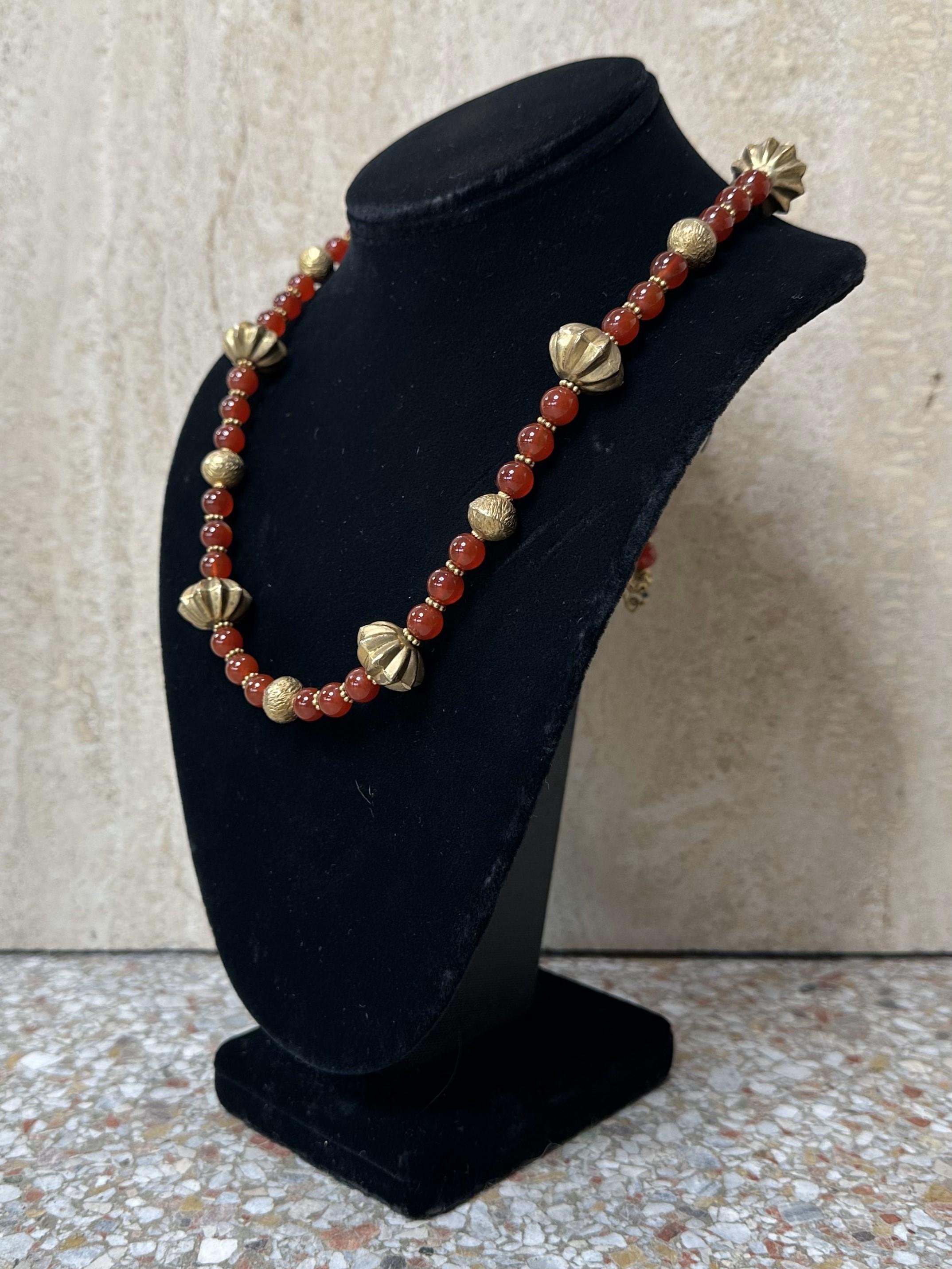 Regency Collana di corniole con perline e ornamenti in oro in vendita