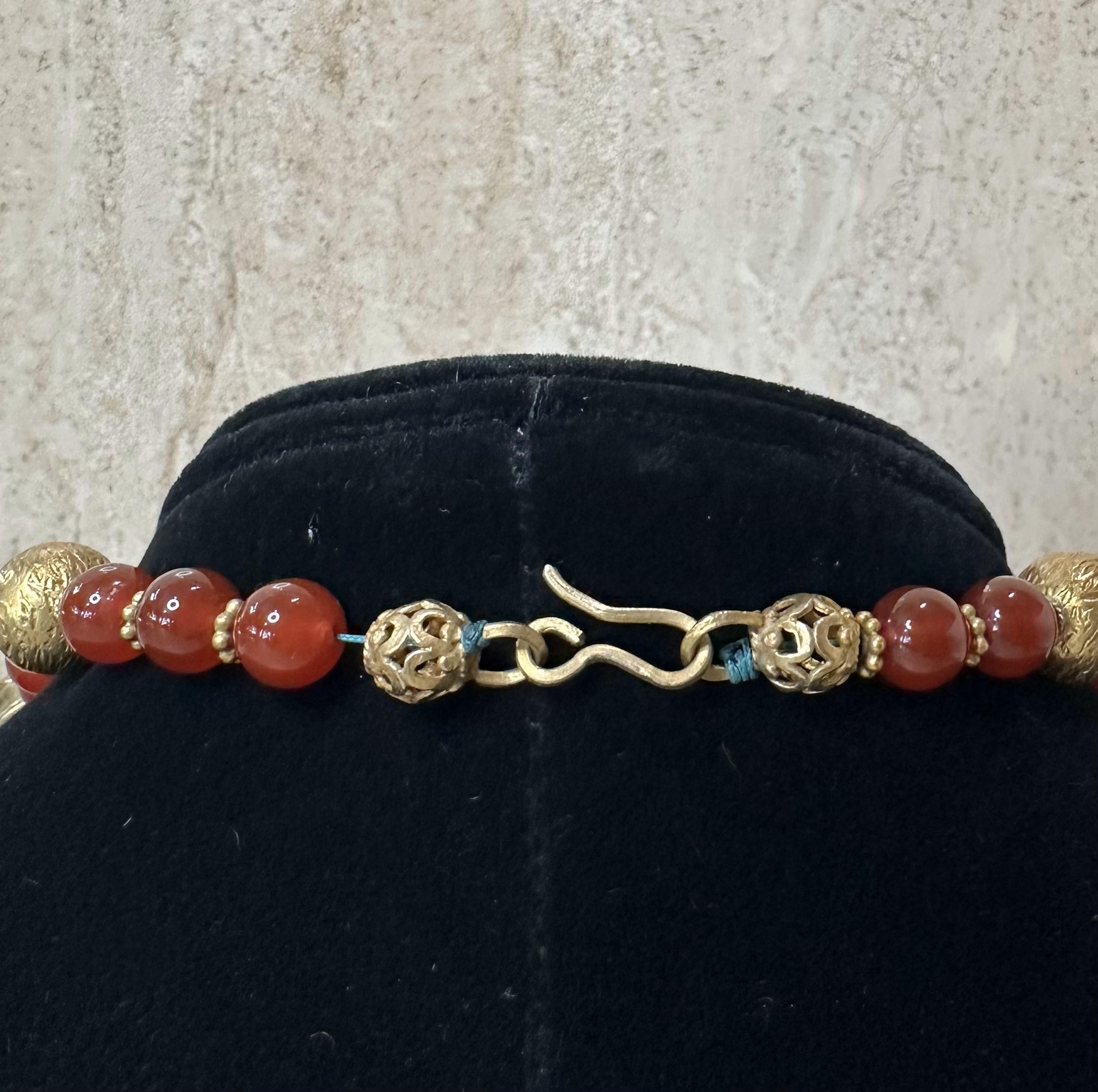 Perlina Collana di corniole con perline e ornamenti in oro in vendita