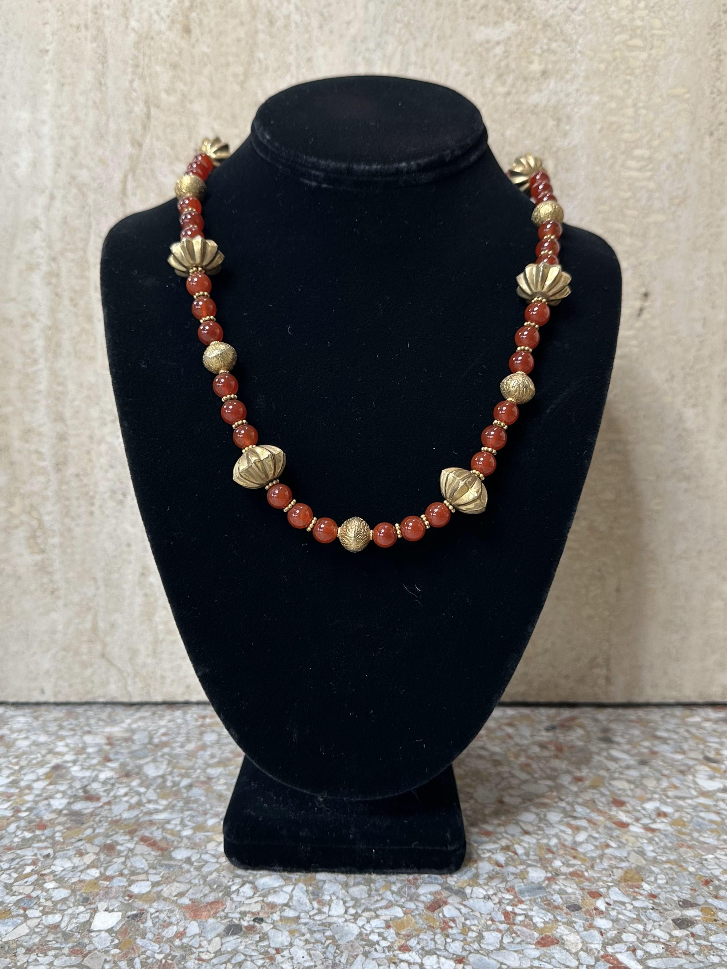 Collana di corniole con perline e ornamenti in oro In condizioni buone in vendita a Lake Worth Beach, FL