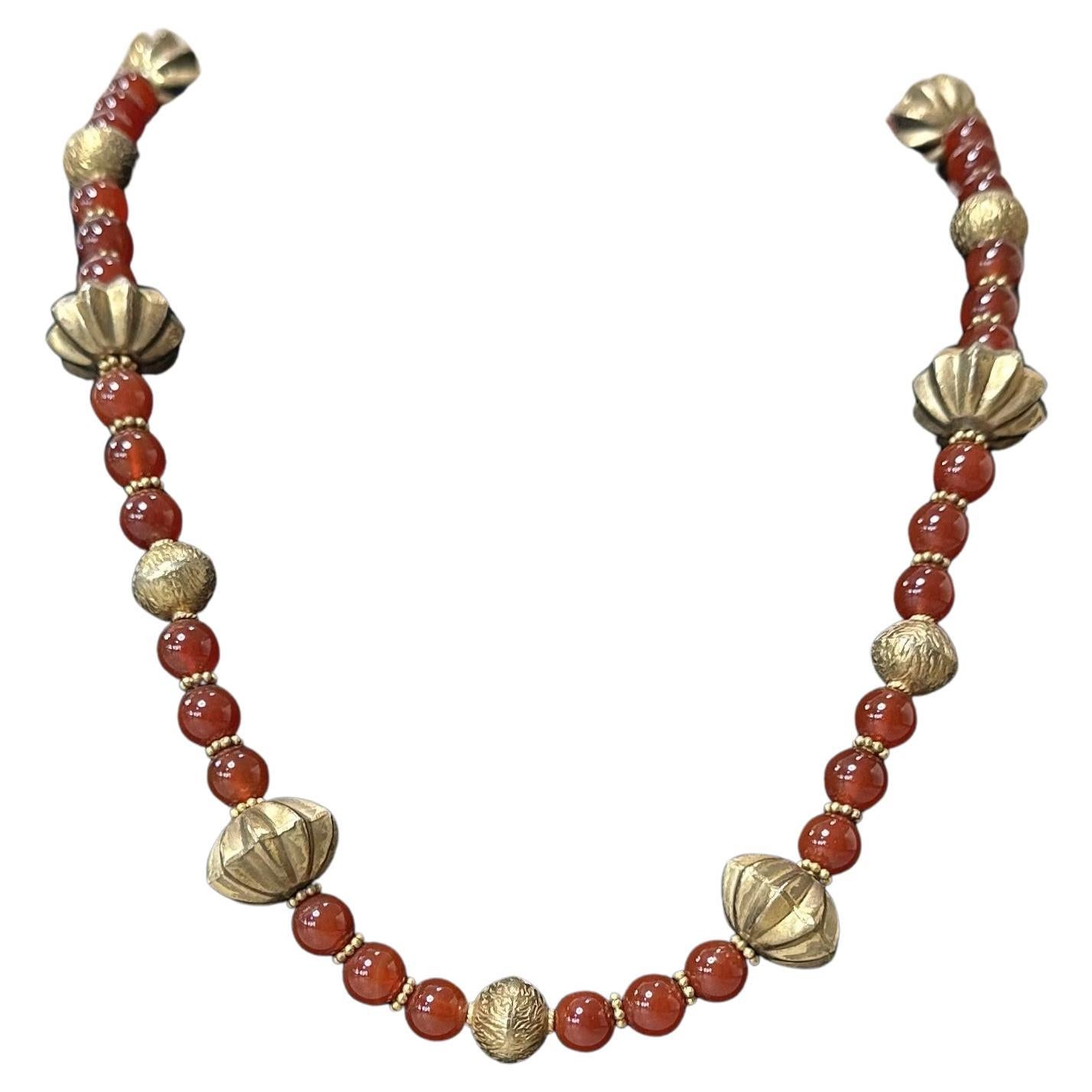 Collana di corniole con perline e ornamenti in oro