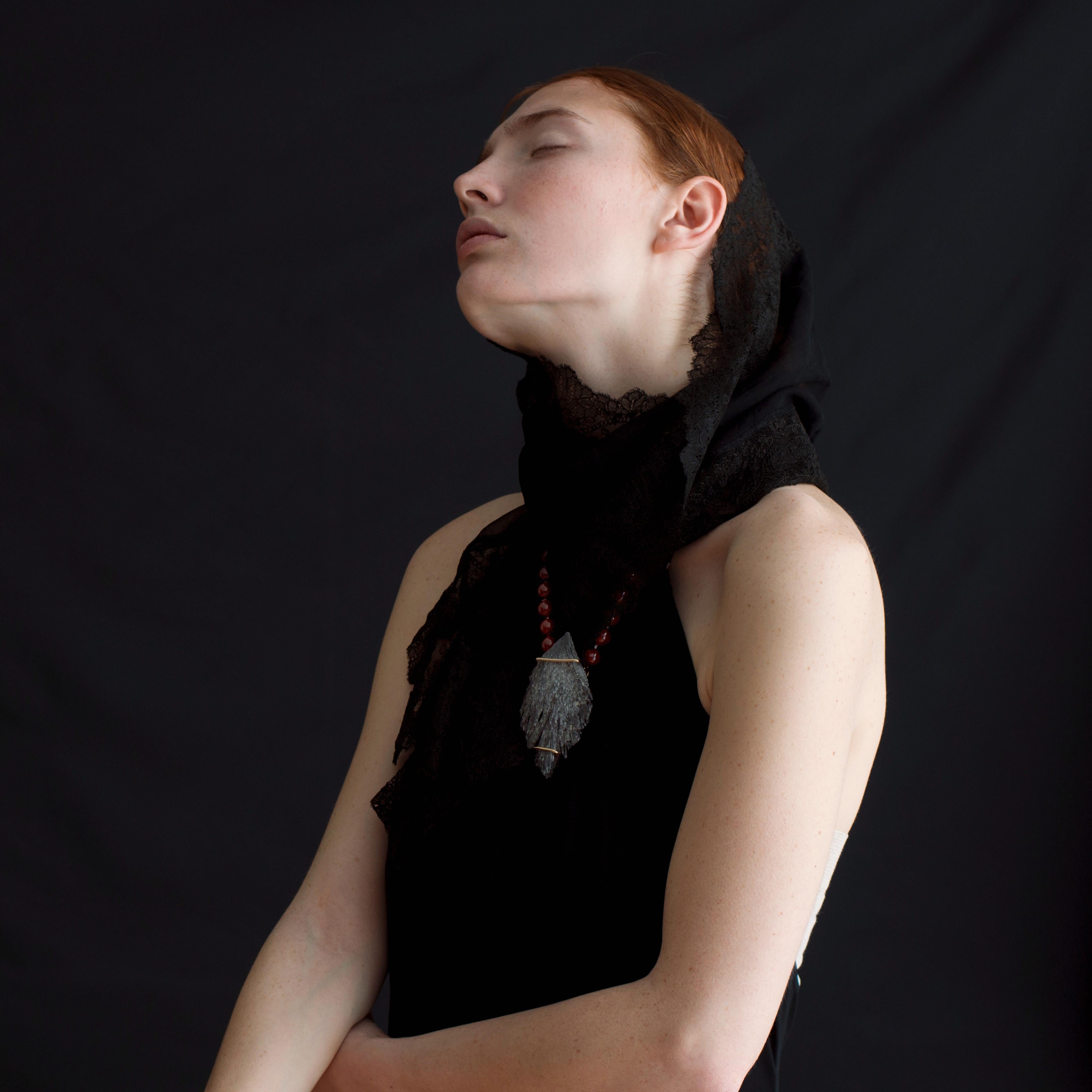 'Still Leben'... È una classica collana di perline con un tocco di classe! Molto elegante e raffinata, in corniola arancione intenso, abbinata a un bellissimo pezzo grezzo di kyanite che pende al di sotto e che la rende il pezzo forte. Sheila ha