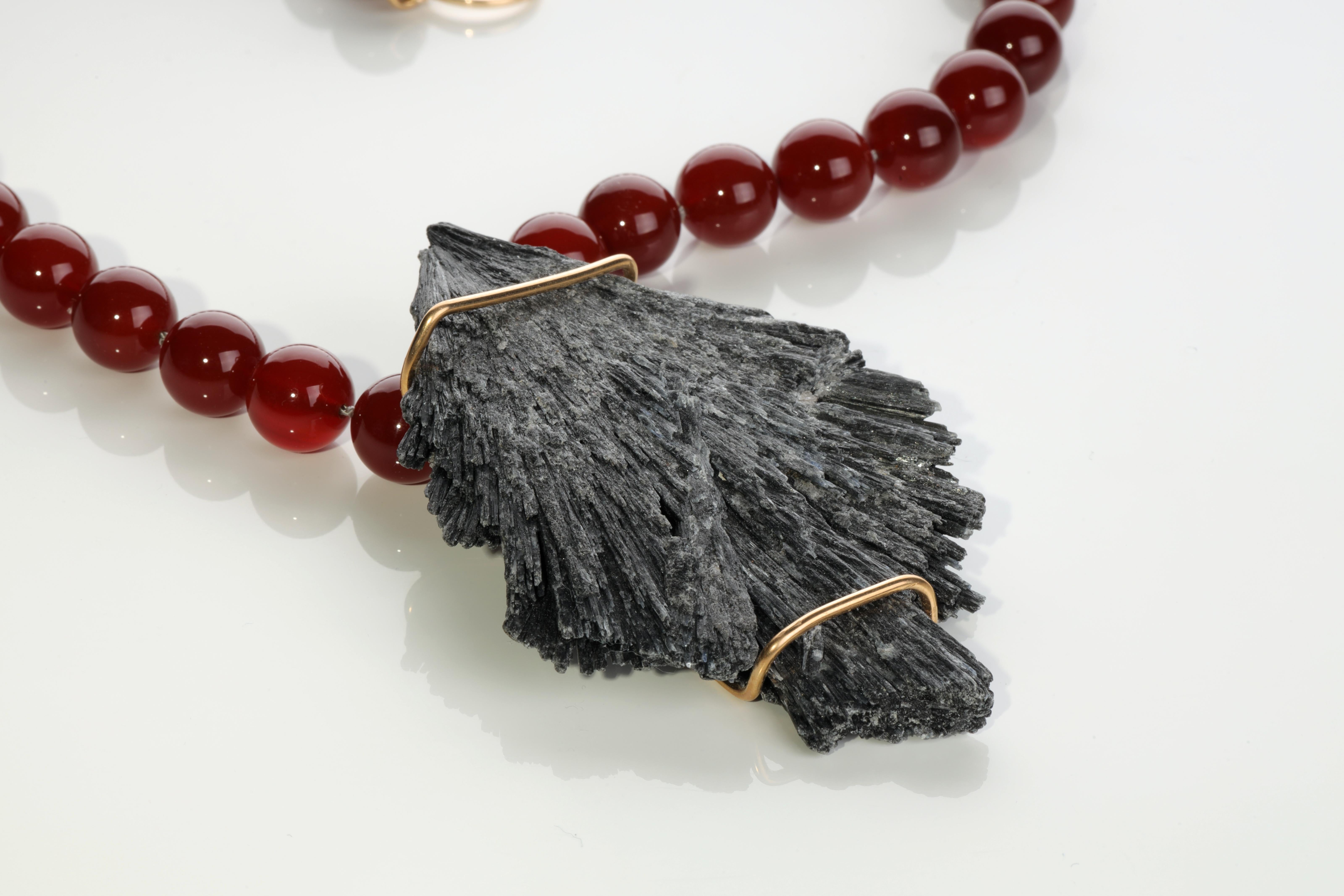 Artista Perline di corniola e kyanite grezza Collana unica nel suo genere in vendita