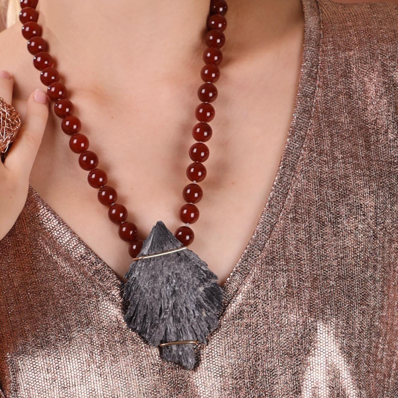 Perline di corniola e kyanite grezza Collana unica nel suo genere in vendita 1