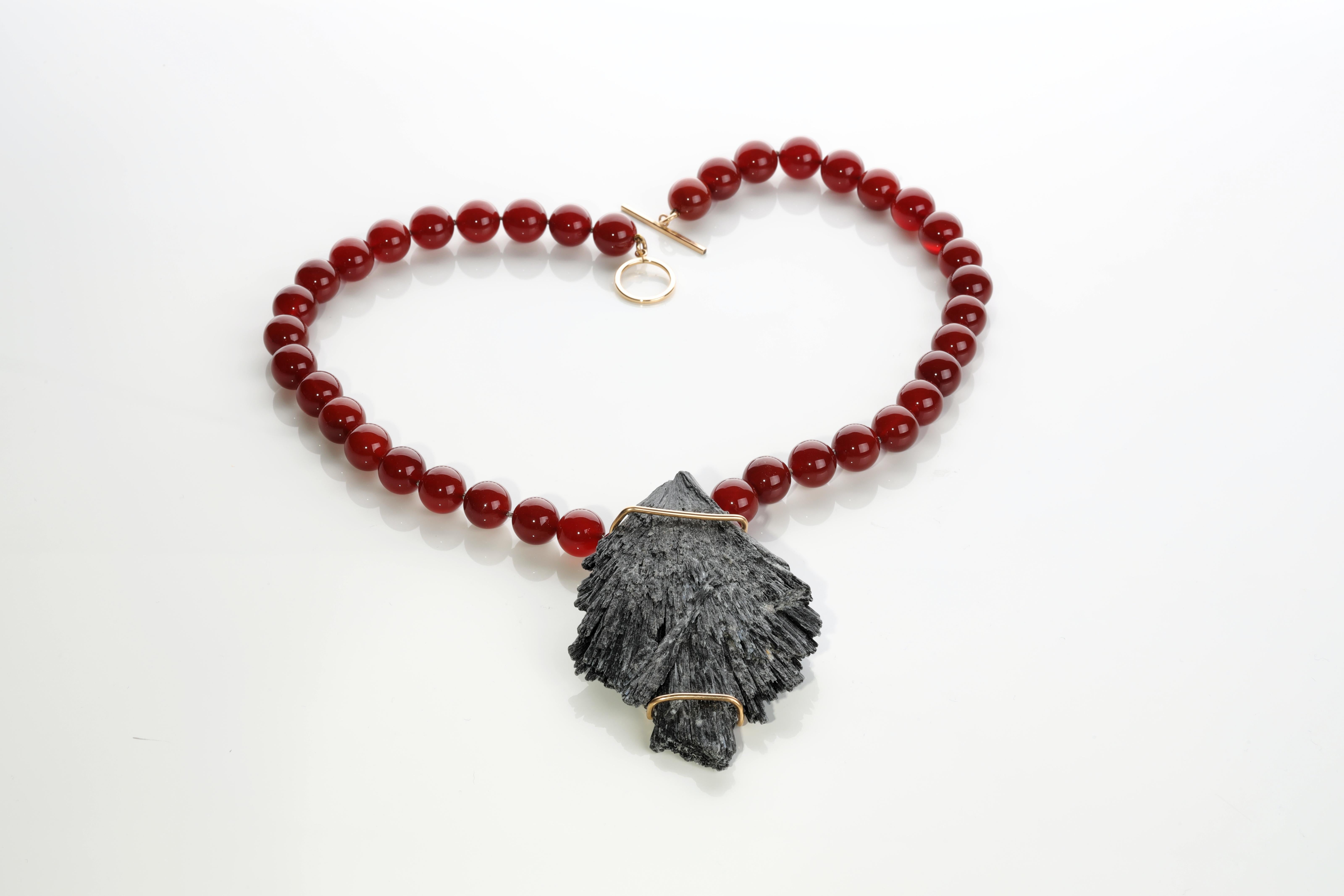 Perline di corniola e kyanite grezza Collana unica nel suo genere in vendita 2