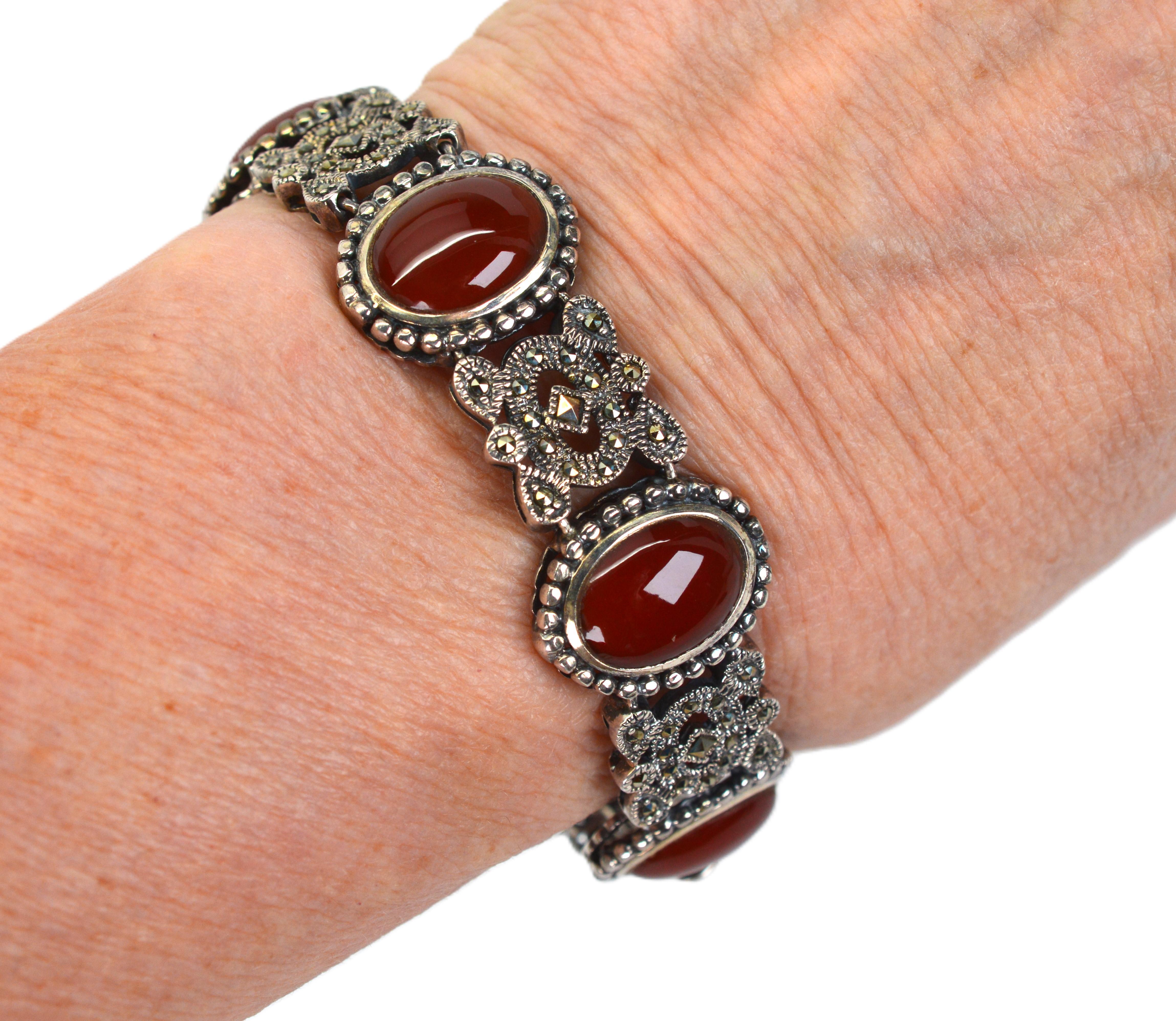 Im Vintage-Boho-Stil sind sechs Stationen mit erdfarbenen Karneol-Cabochons mit abwechselnden, von der Fleur de Lei inspirierten filigranen Gliedern aus Sterlingsilber zu diesem Armband im Vintage-Stil kombiniert. In jedes filigrane Glied ist ein