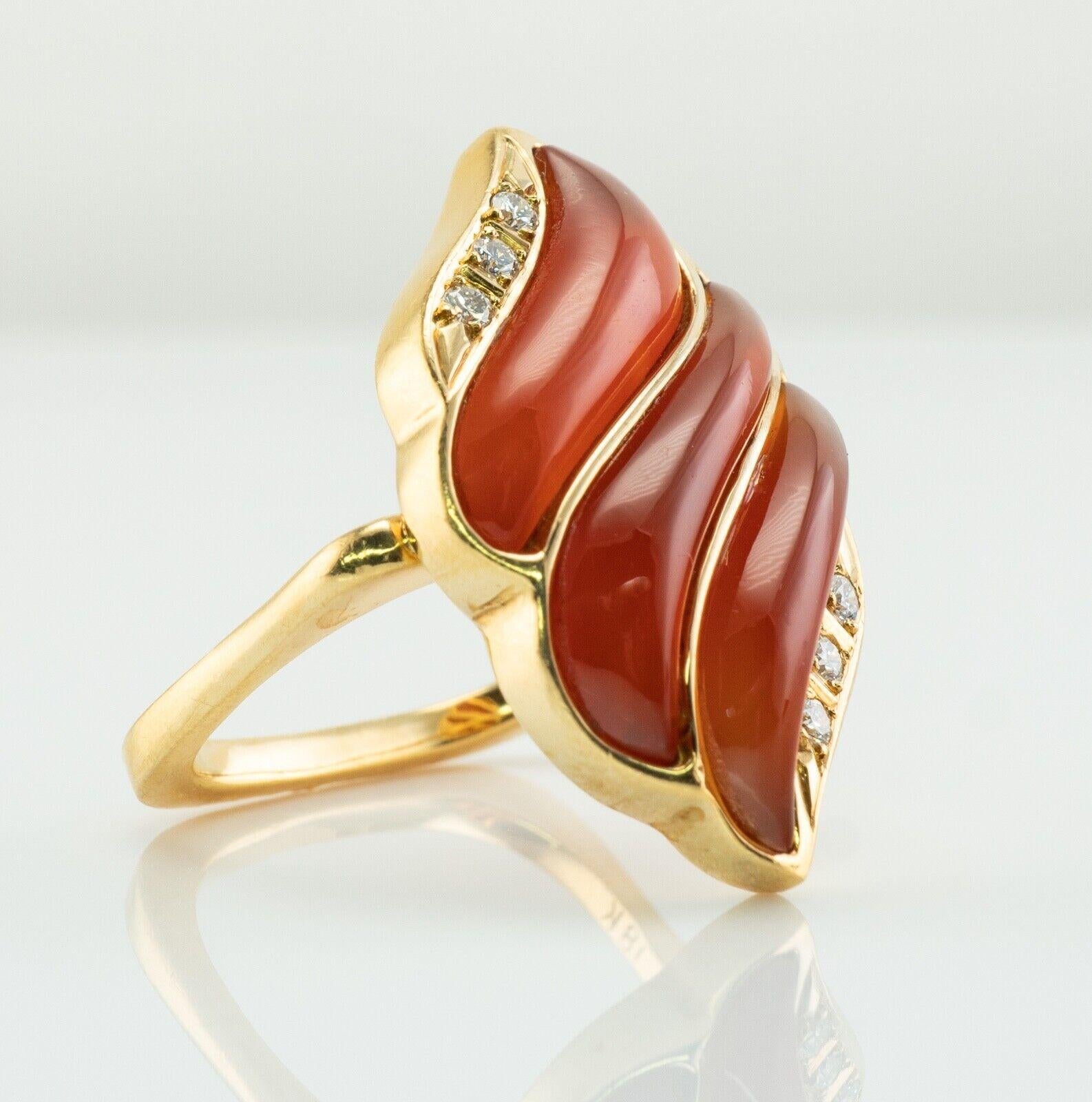 Anello di corniola e diamanti con fascia quadrata in oro 18 carati

Questo anello unico nel suo genere è realizzato in oro giallo 18 carati massiccio. L'incastonatura con corniola naturale ricorda le fiamme. Assolutamente stupefacente! Sei diamanti