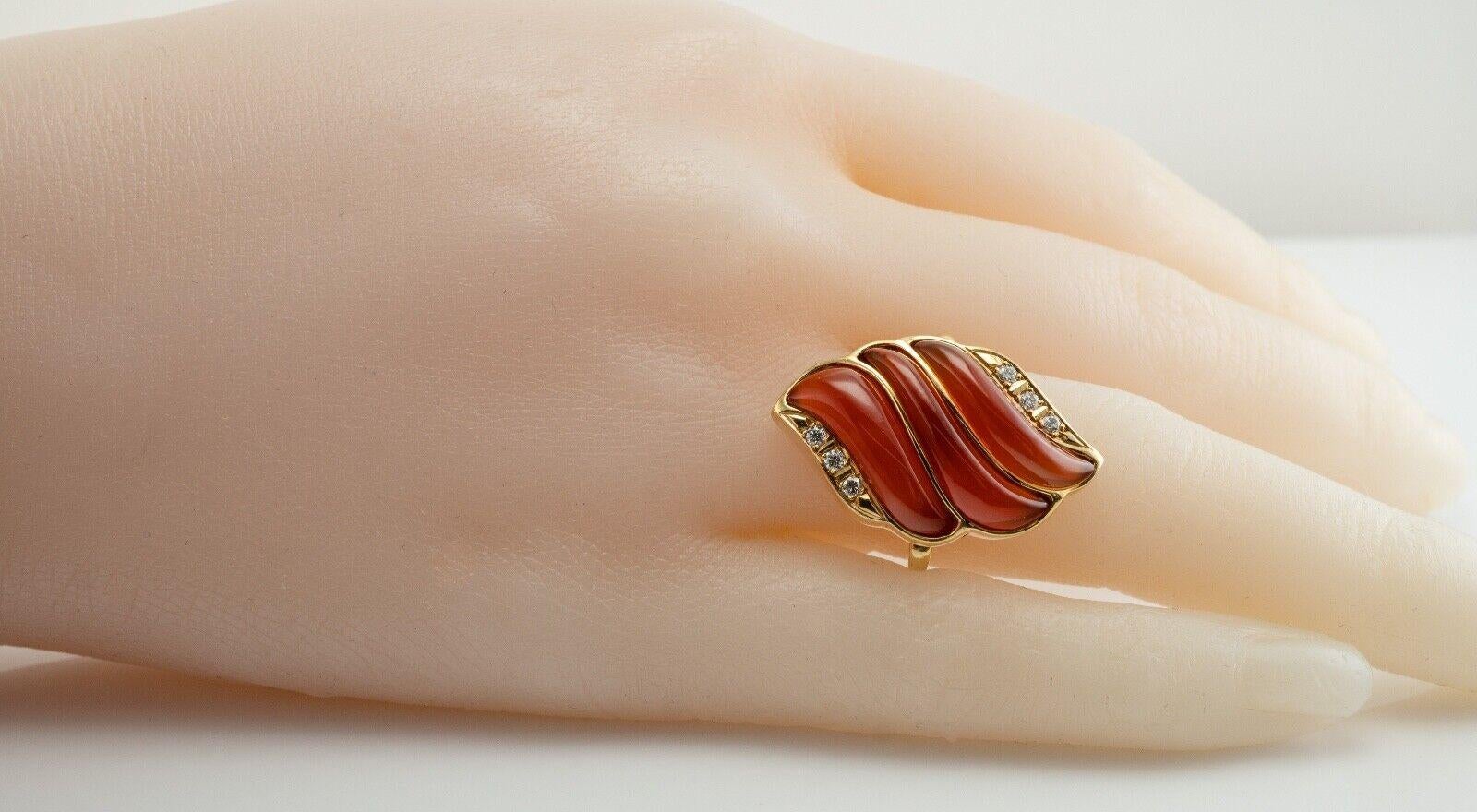 Anello di corniola e diamanti con fascia quadrata in oro 18 carati in vendita 1