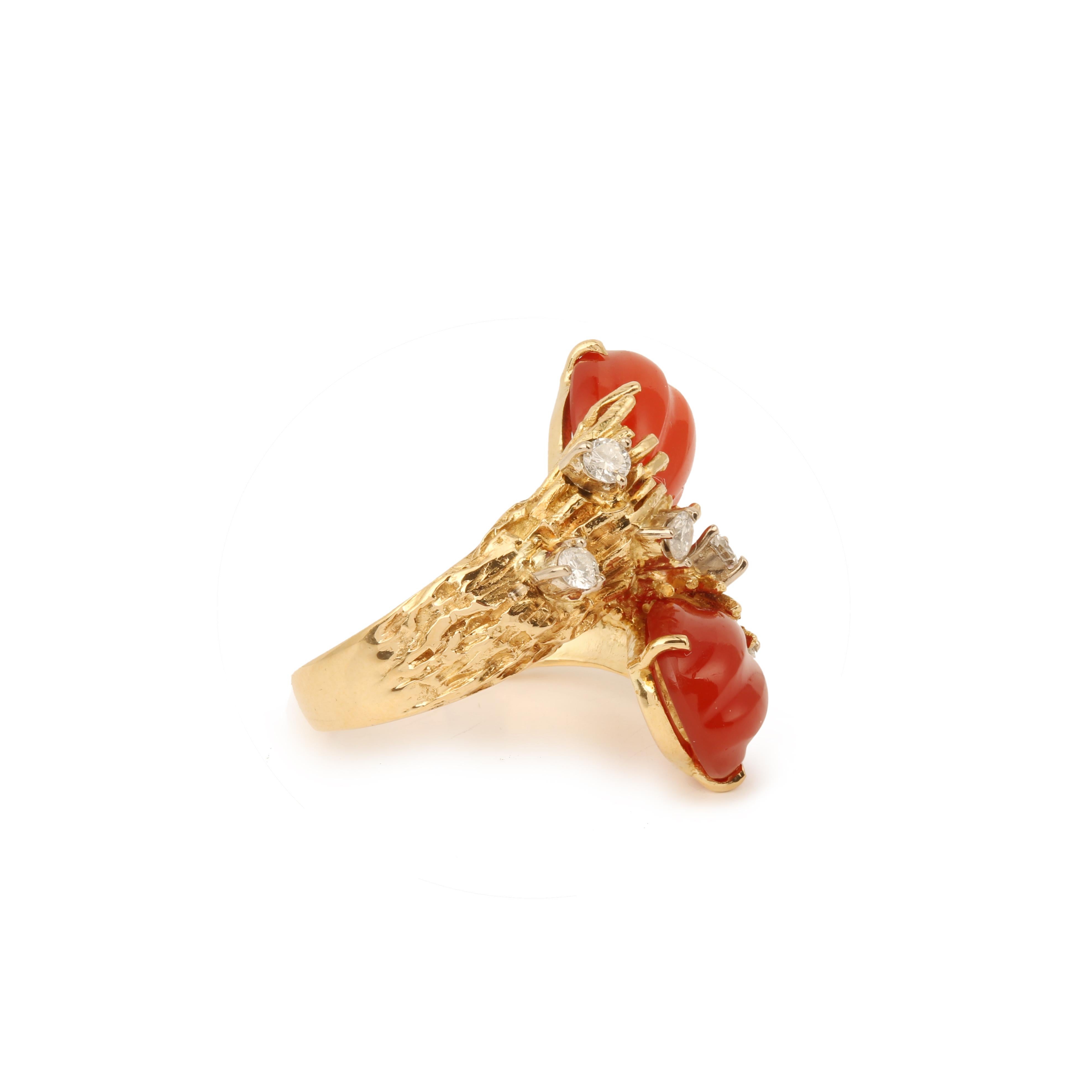 Gorgeous toi & moi ring in textured yellow gold with a bark motif set with carnelian cabochons and diamonds.

Total estimated weight of carnelian: 7 carats

Estimated total weight of diamonds: 0.35 carats

Dimensions : 26.14 x 20.32 x 6.95 mm (1.029