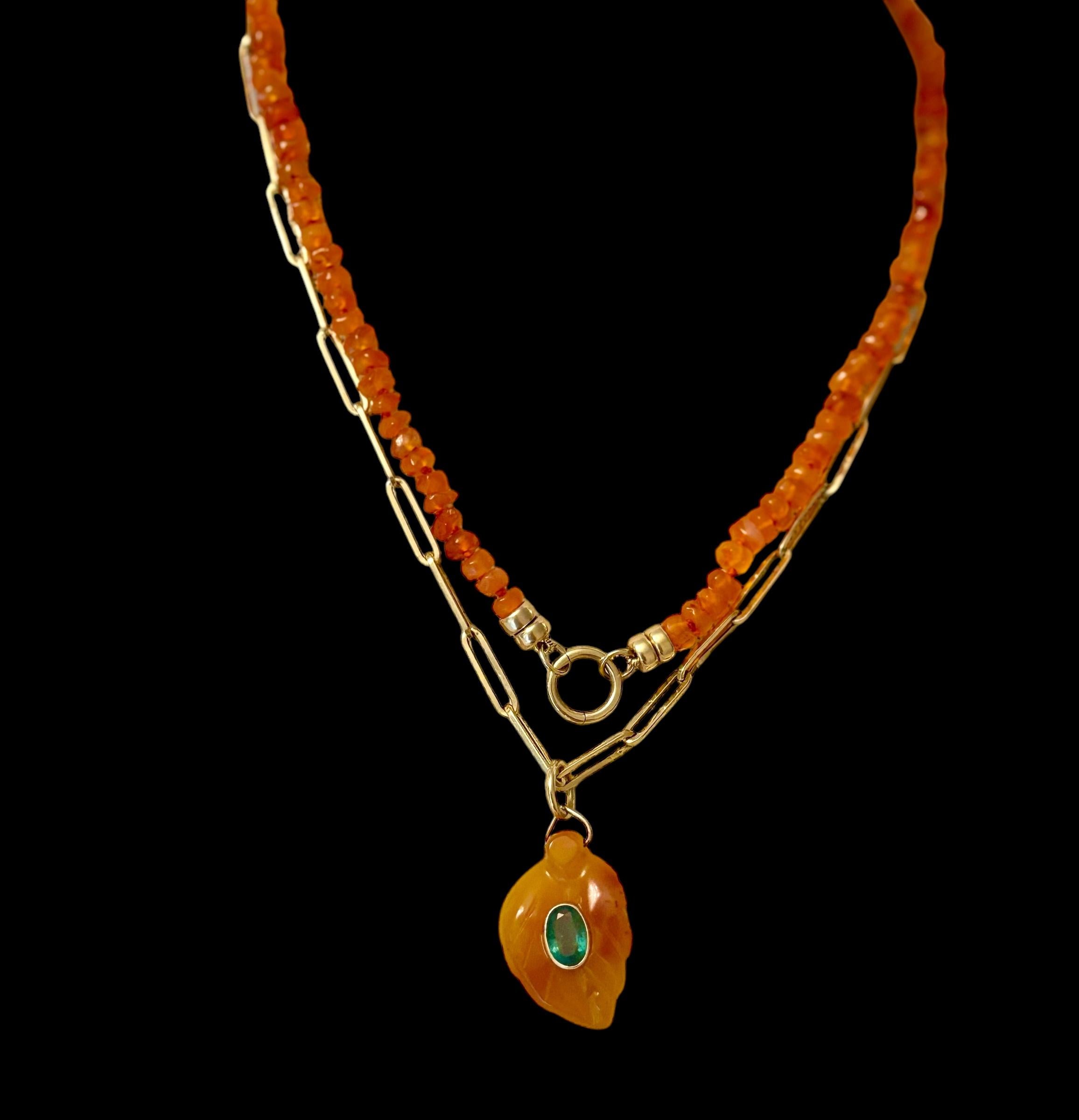 Taglio brillante Collana in corniola, smeraldo e oro in vendita