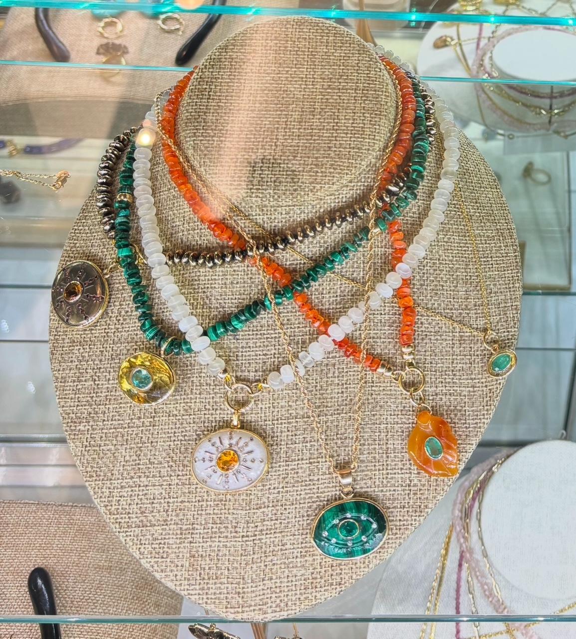 Collana in corniola, smeraldo e oro In condizioni Nuovo in vendita a New York, NY