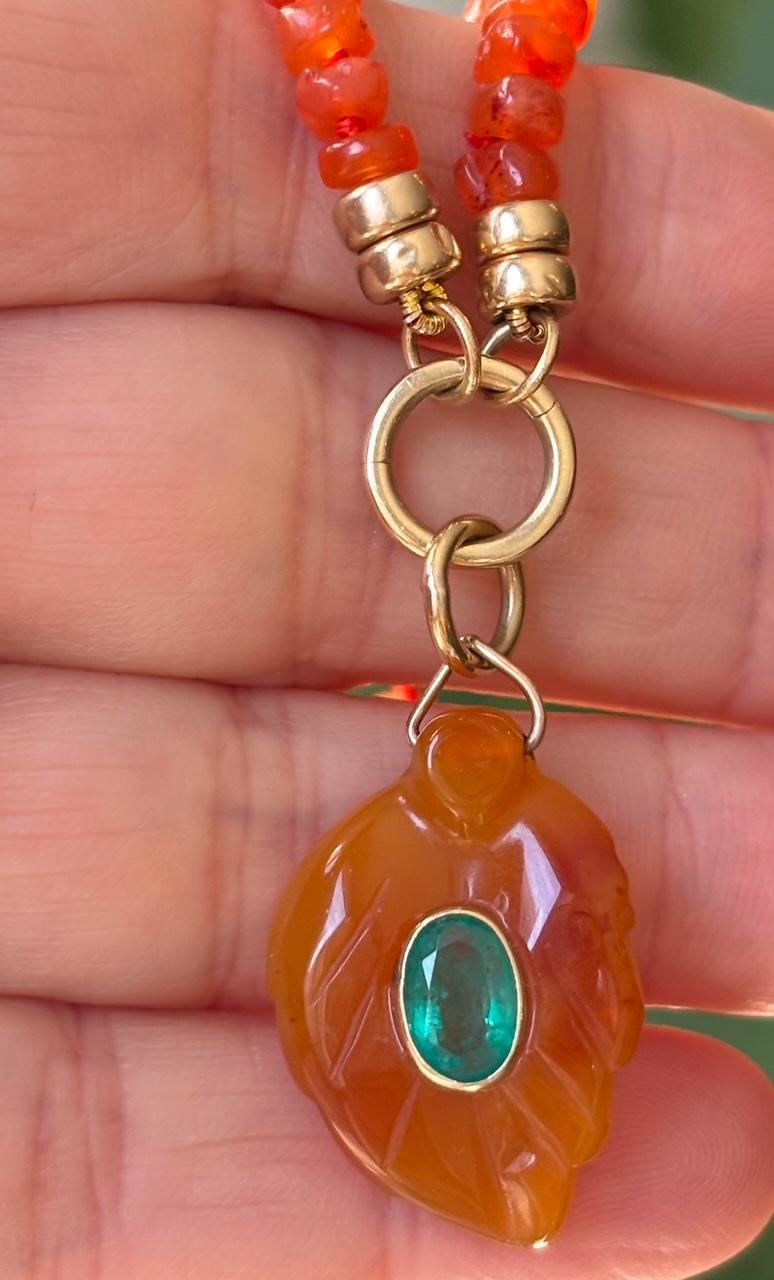 Collana in corniola, smeraldo e oro in vendita 2
