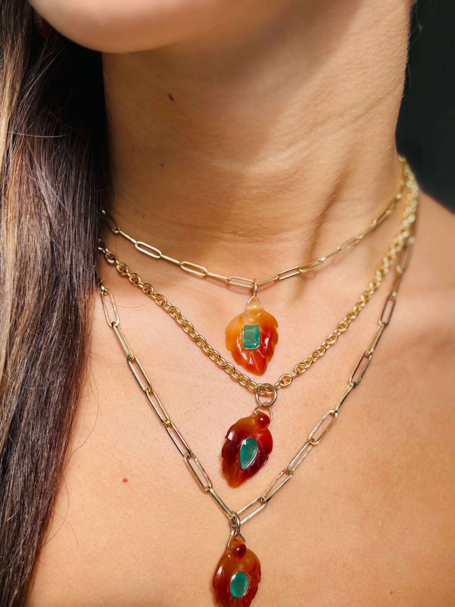Collana in corniola, smeraldo e oro in vendita 1
