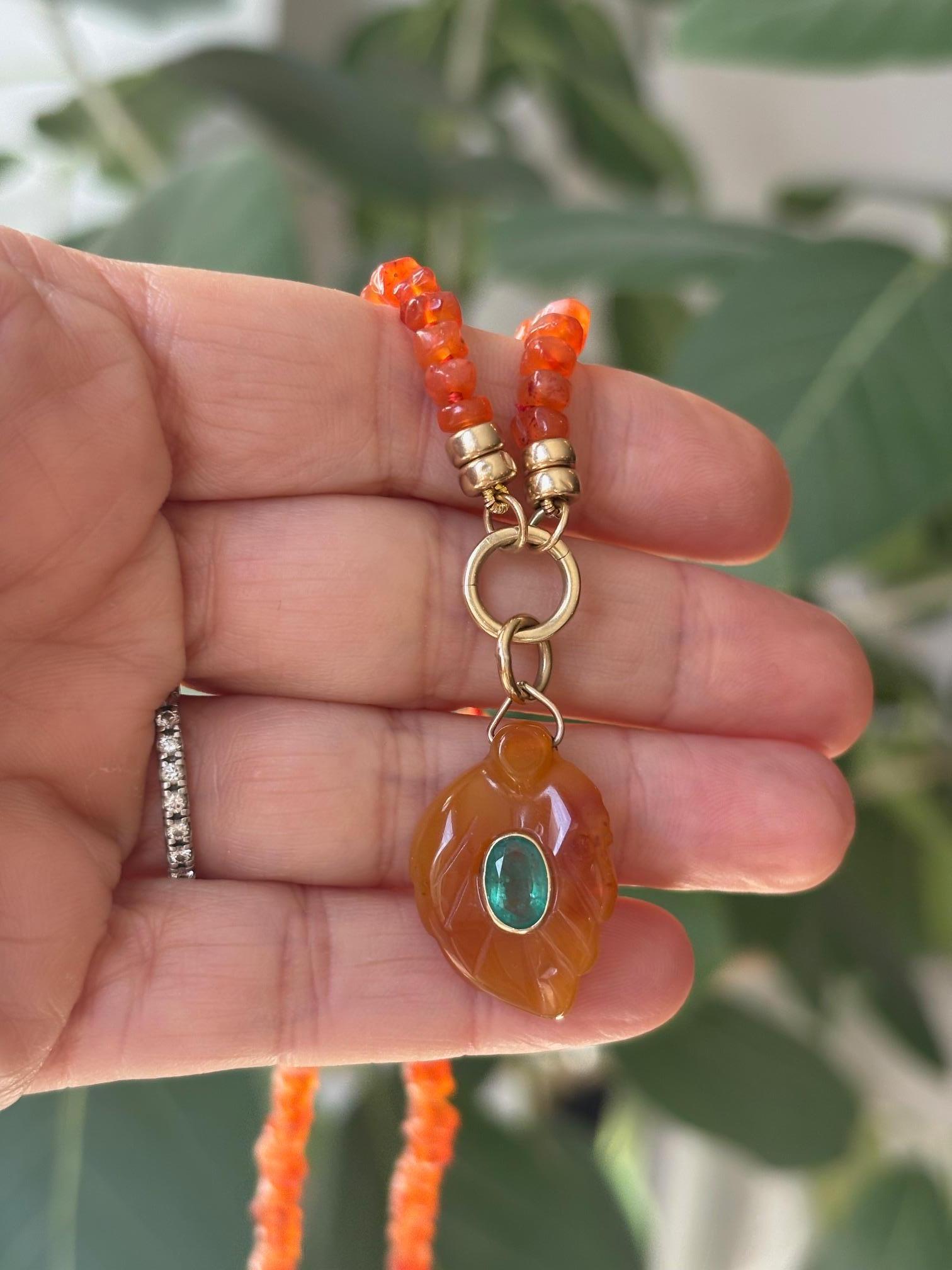 Collana in corniola, smeraldo e oro in vendita 4