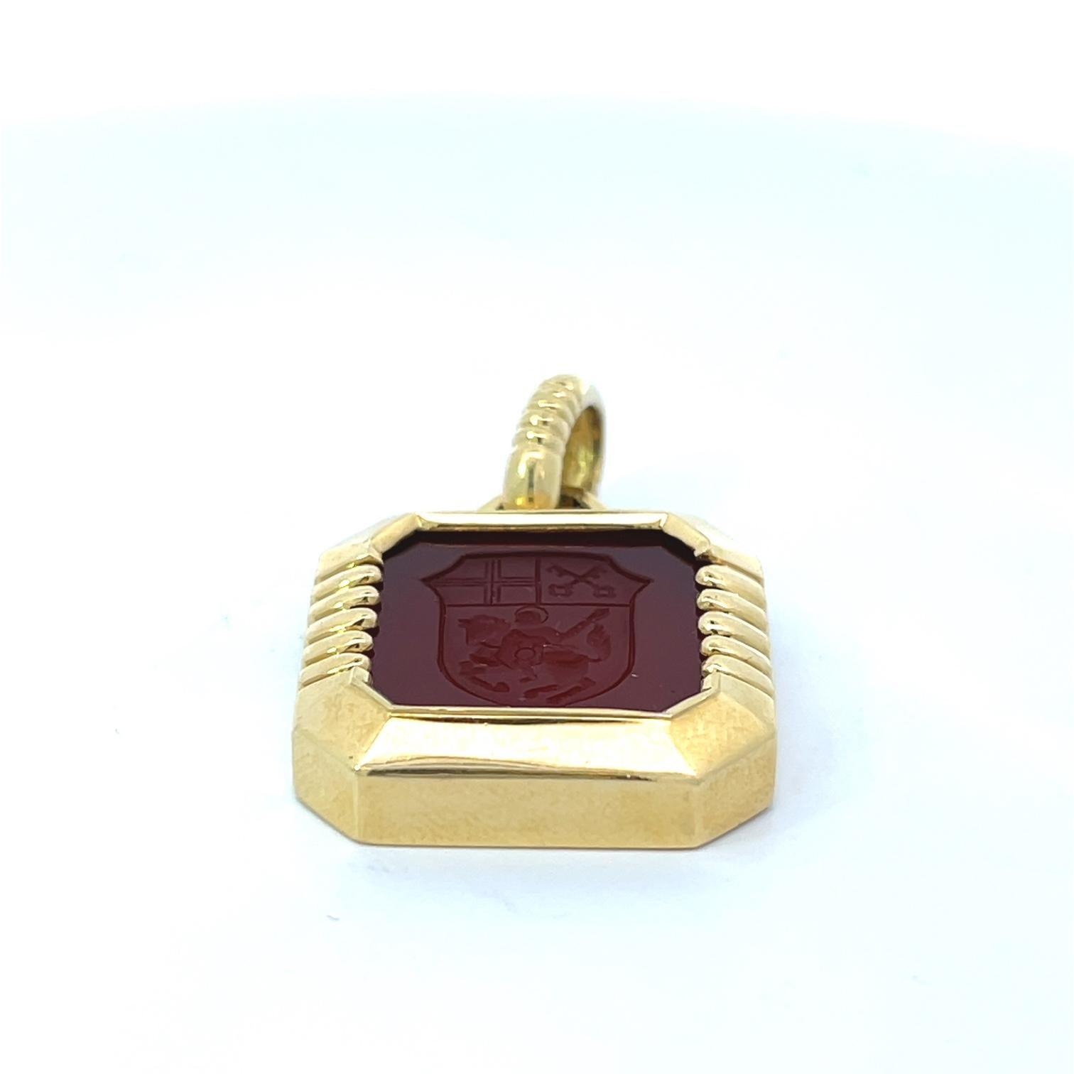 Taille carrée Pendentif famille cornaline en or jaune 18 carats en vente