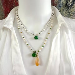 Porte-bonheur en cornaline + deux colliers de perles, béryls et pierres précieuses en or 14K et 18K