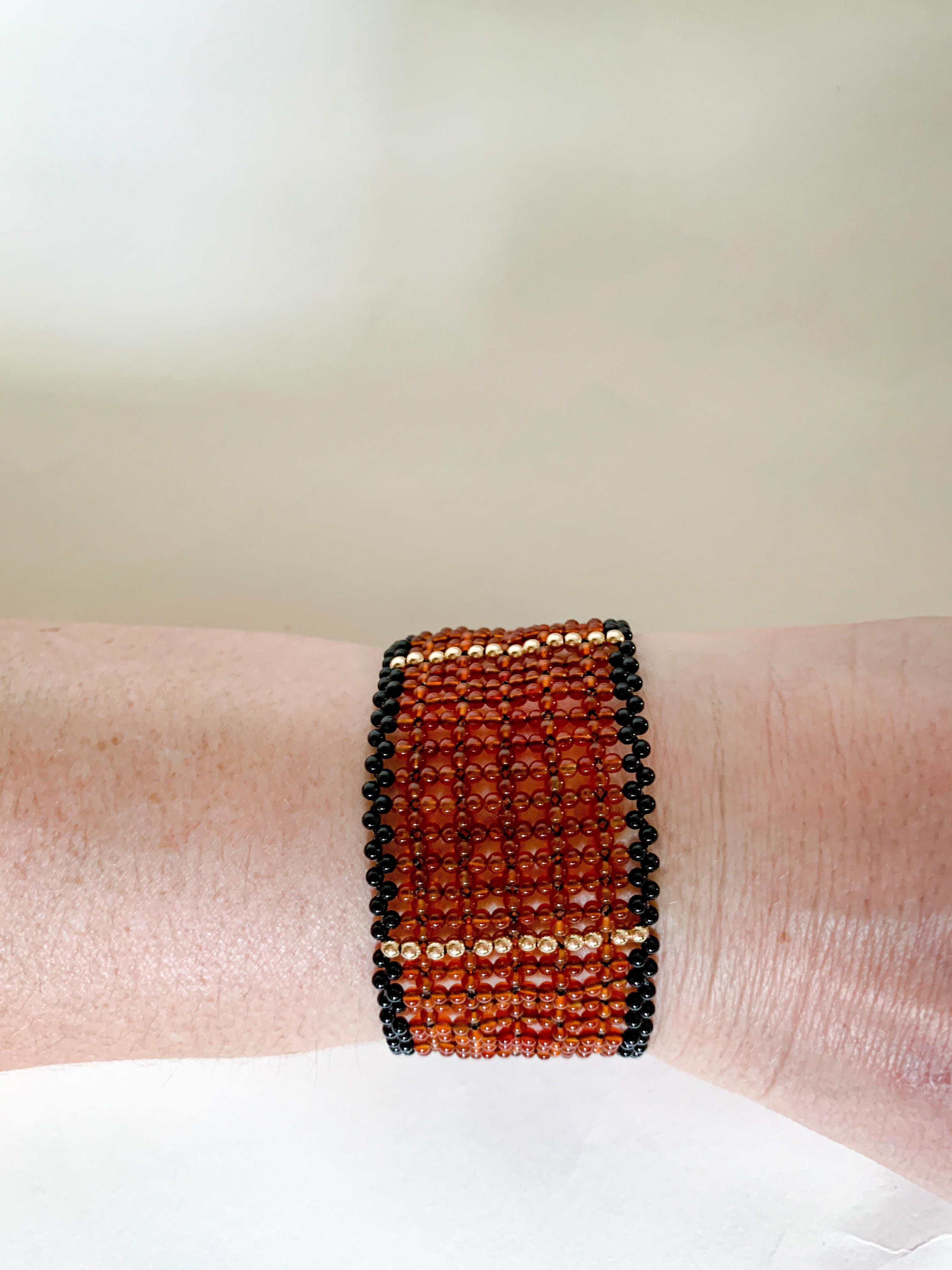 Marina J Breites gewebtes Armband aus Karneol, Gold und Onyxperlen mit Vermeil-Verschluss (Kunsthandwerker*in) im Angebot