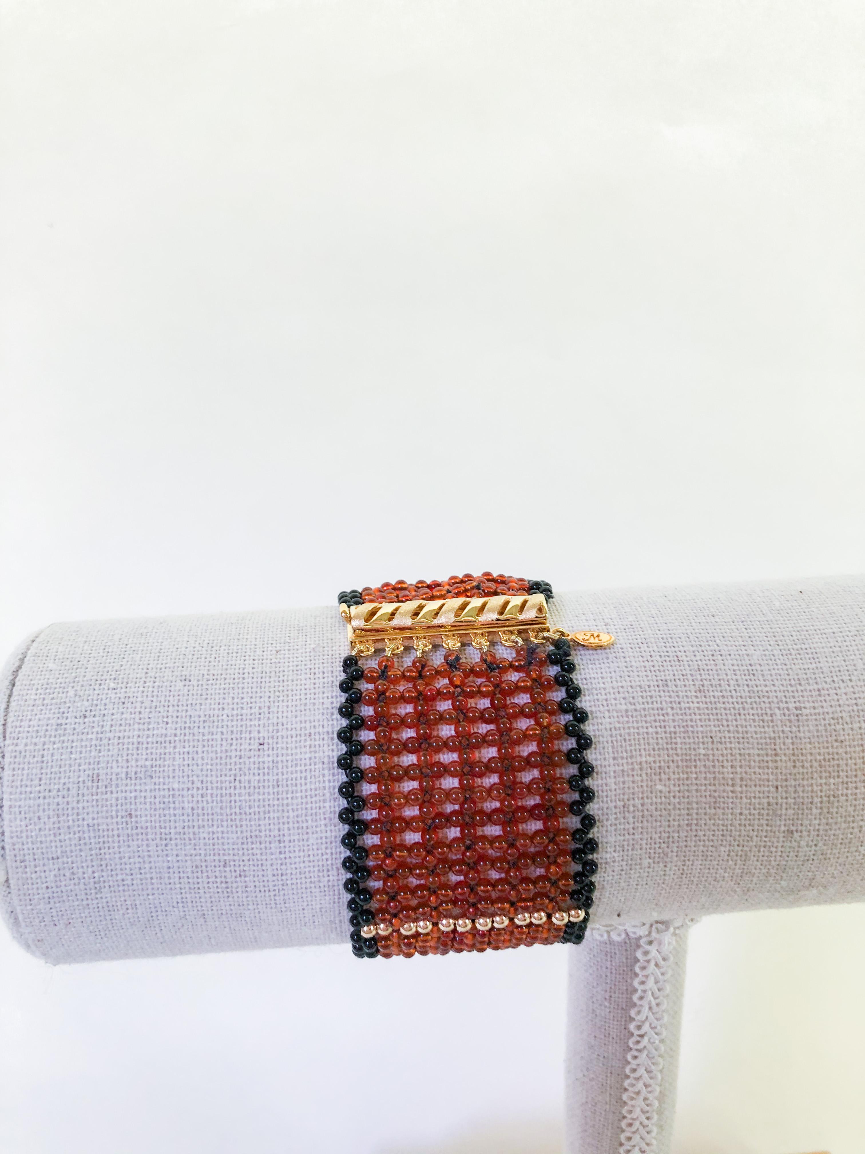Marina J Breites gewebtes Armband aus Karneol, Gold und Onyxperlen mit Vermeil-Verschluss (Perle) im Angebot