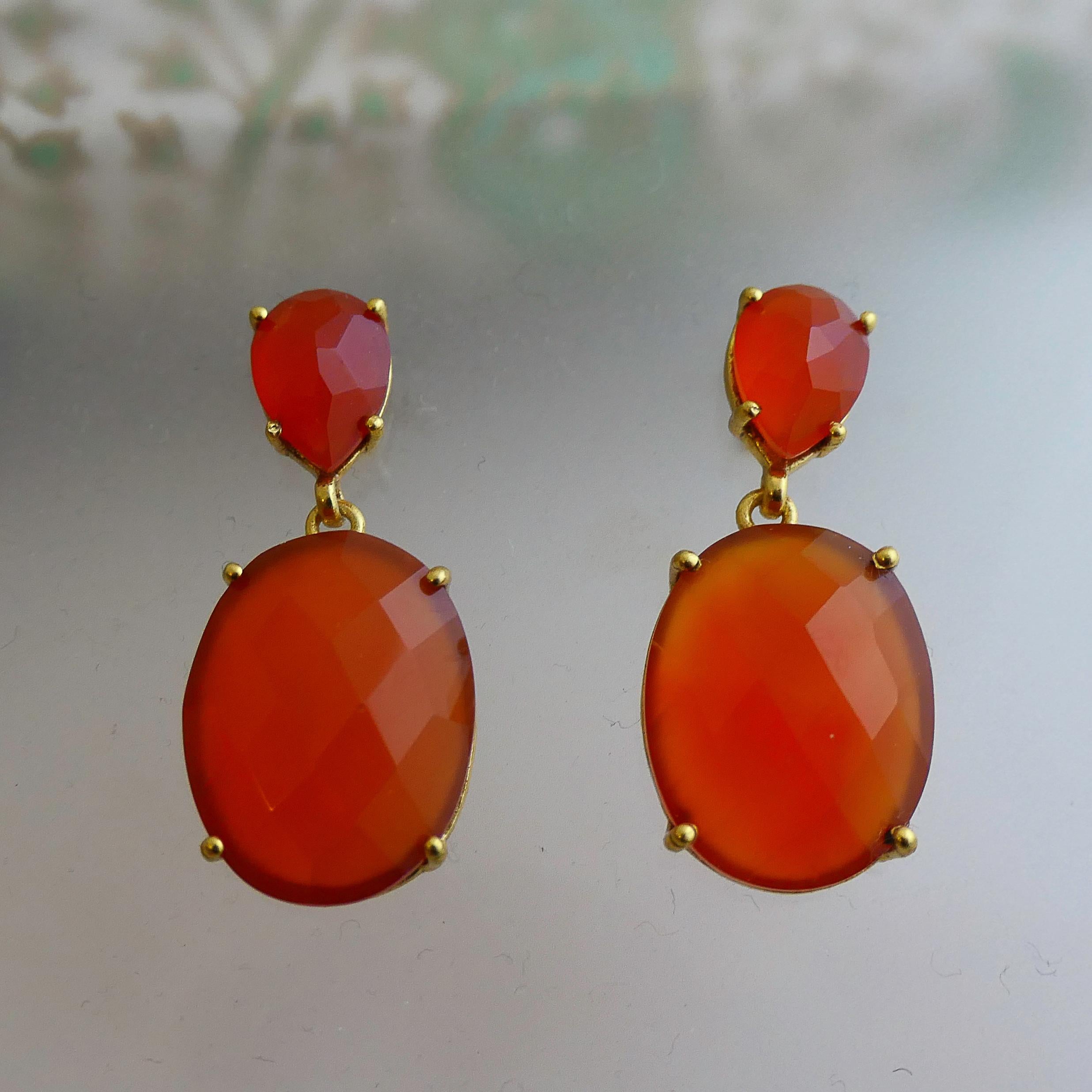 7x9mm and 13x17mm carnelian are set in gold-plated sterling silver. The length is 3 cm
