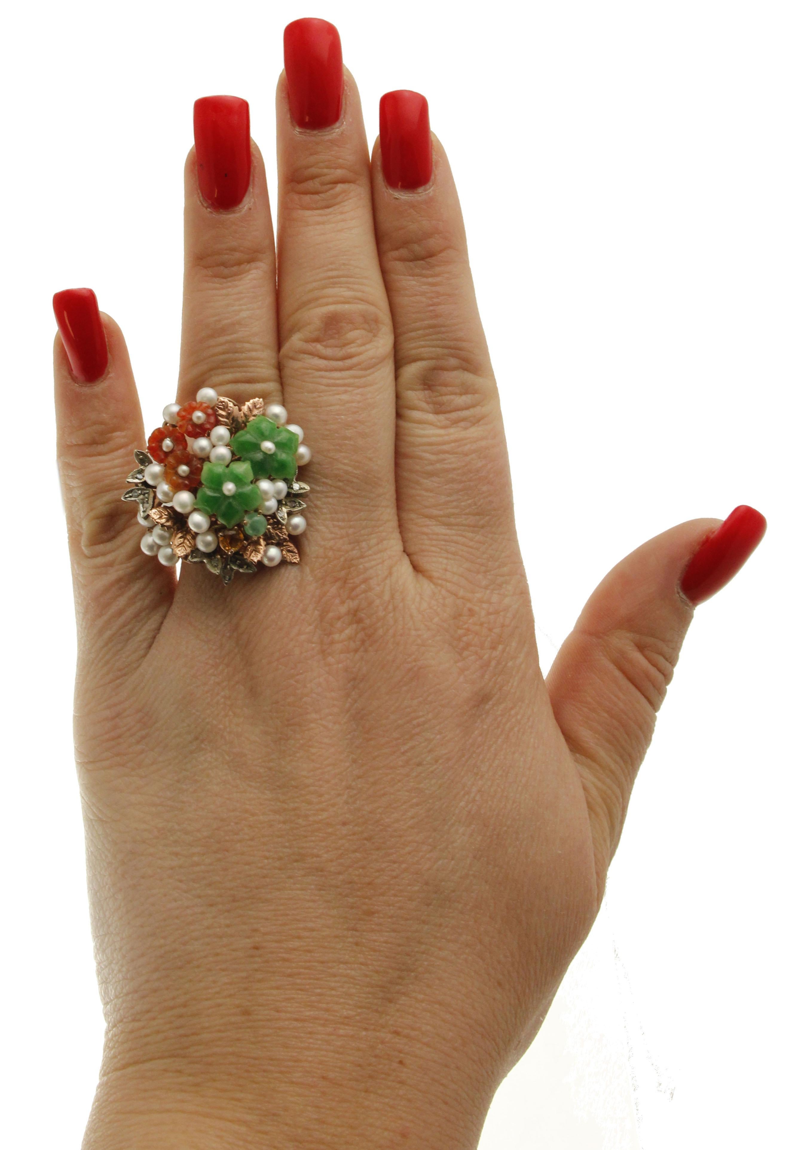 Carnelian, Green Agate, Pearls, Diamonds, 9k gold and silver Flowery Retro Ring In Excellent Condition In Marcianise, Marcianise (CE)