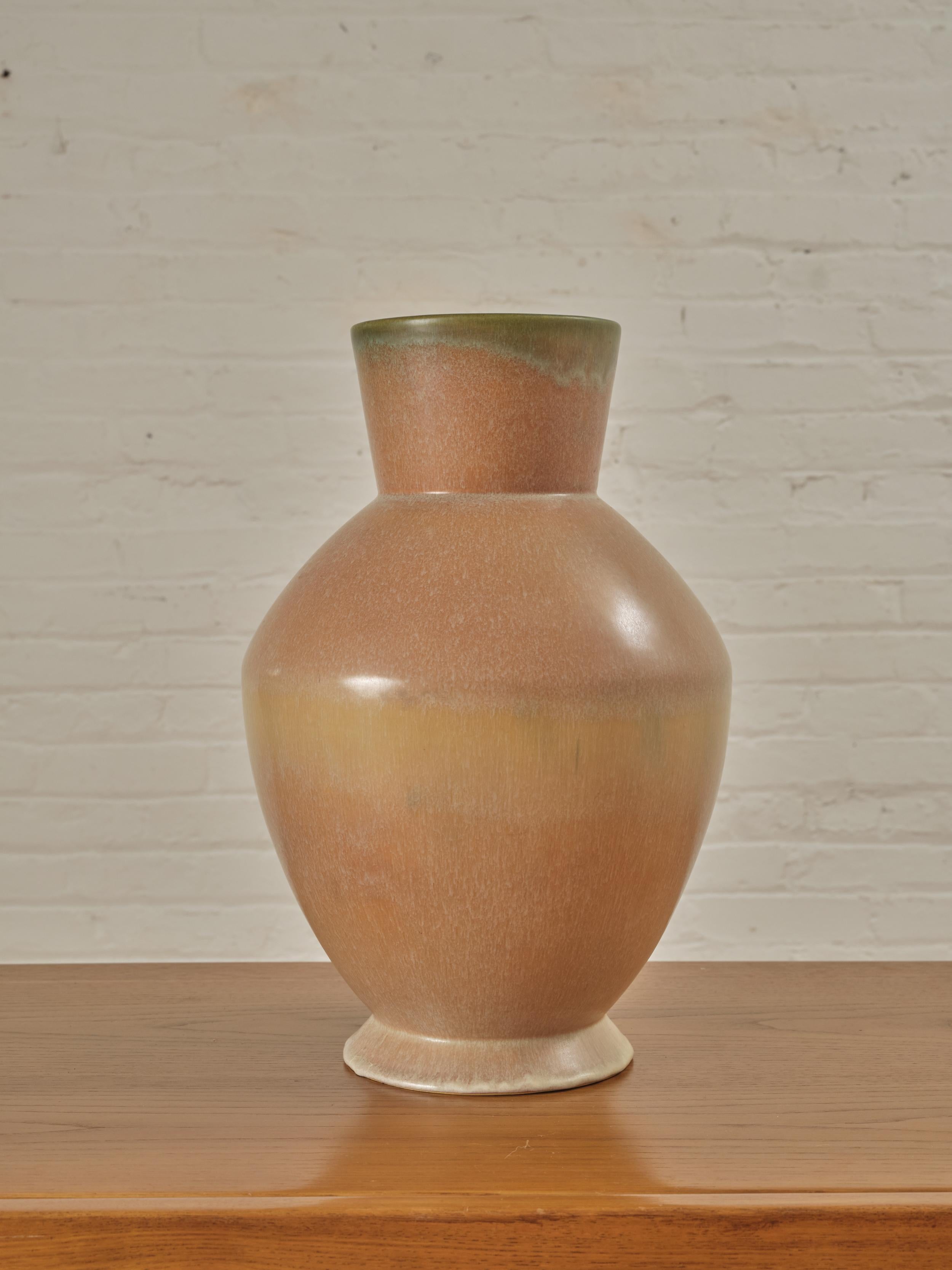 Carnelian II Keramik-Vase von Roseville Pottery. 

