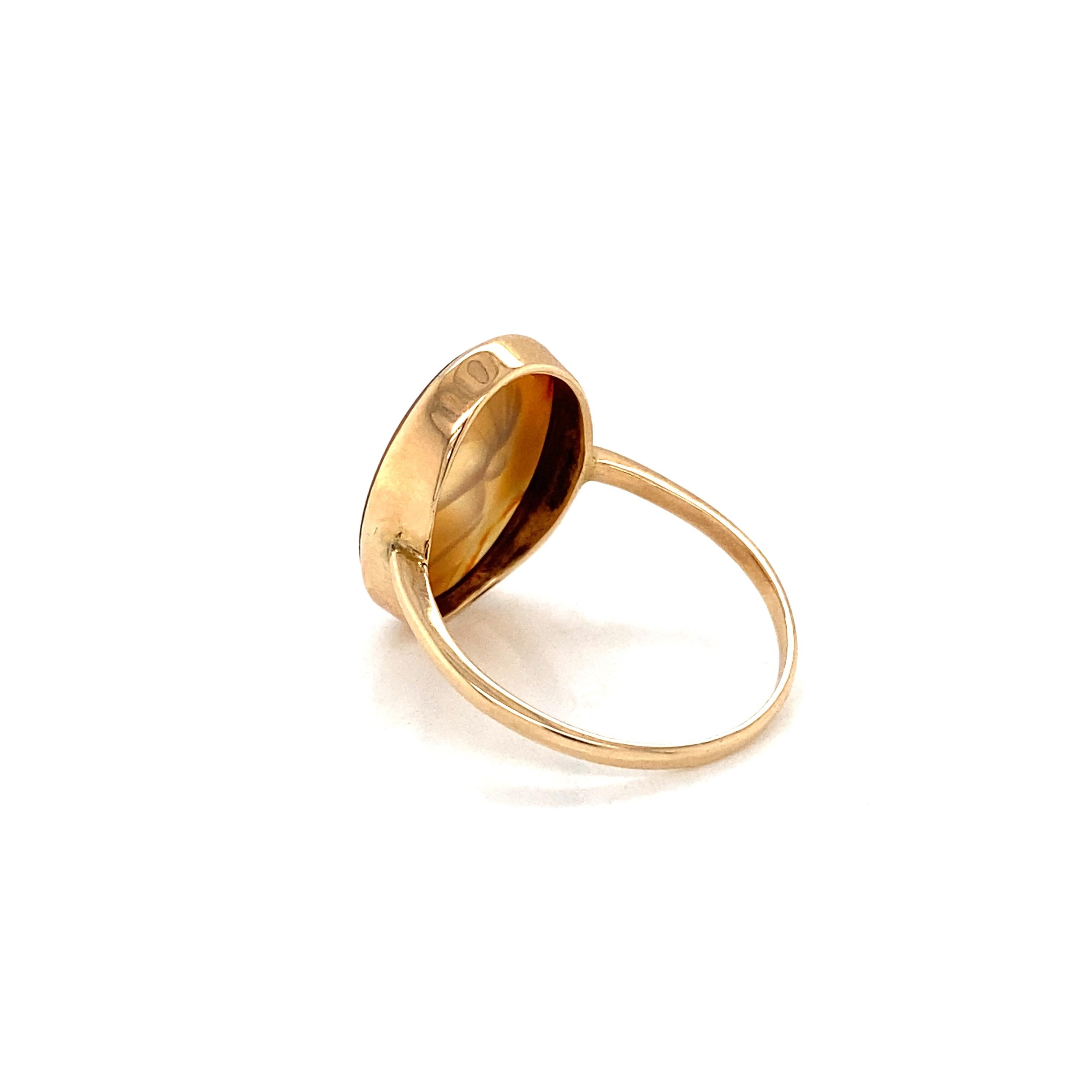 Carnelian Intaglio and 9 Carat Yellow Gold Vintage Signet Ring In Good Condition For Sale In London, GB
