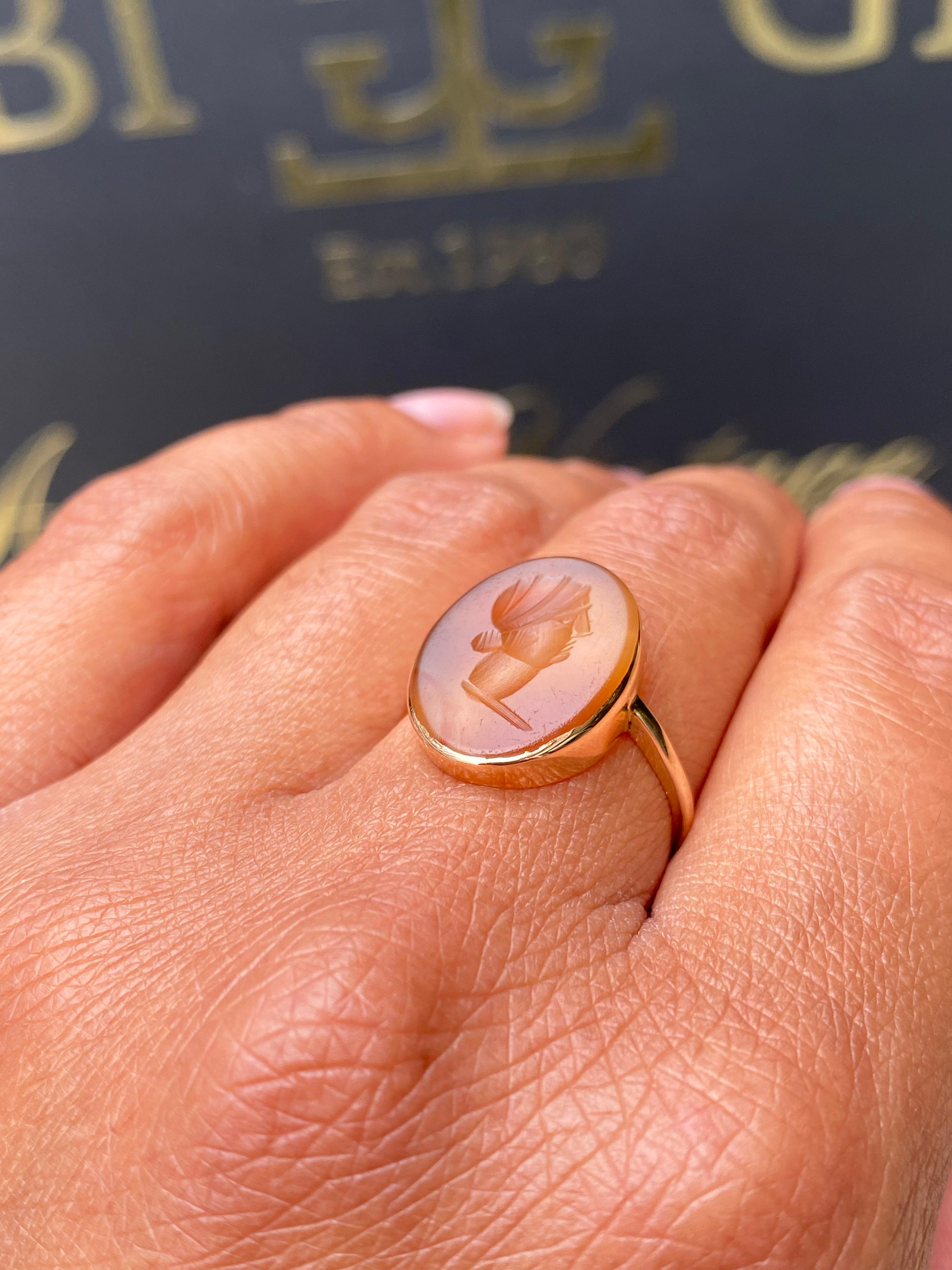 Carnelian Intaglio and 9 Carat Yellow Gold Vintage Signet Ring For Sale 3