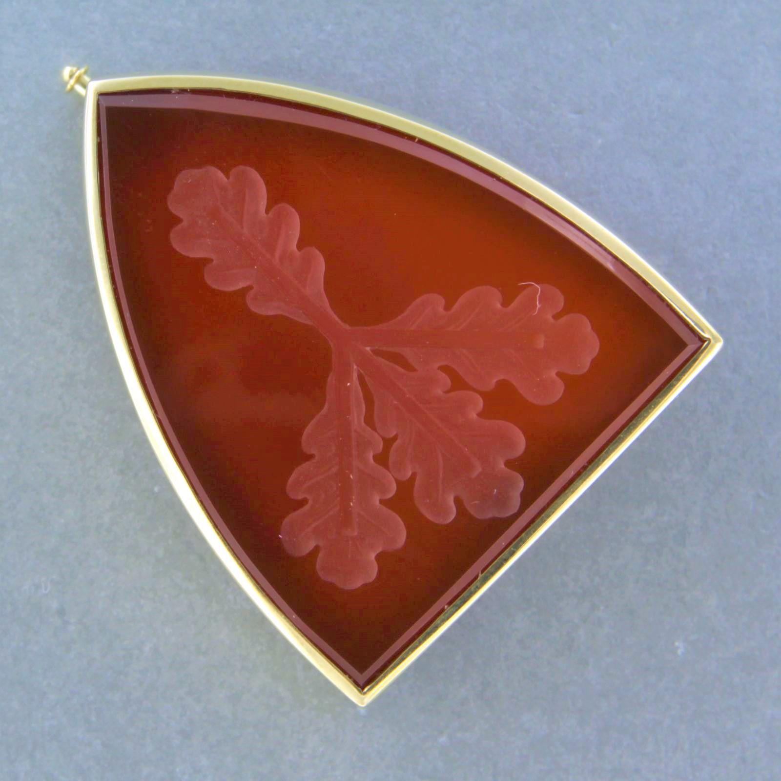 A solid brooch, with carnelian intaglio family crest. Four leaves with unknown origin.

Brooch is made with 14k yellow gold, with carnelian.
Total weight: 26.7 gram, dimensions 3.4 cm x 4.2 cm. 

