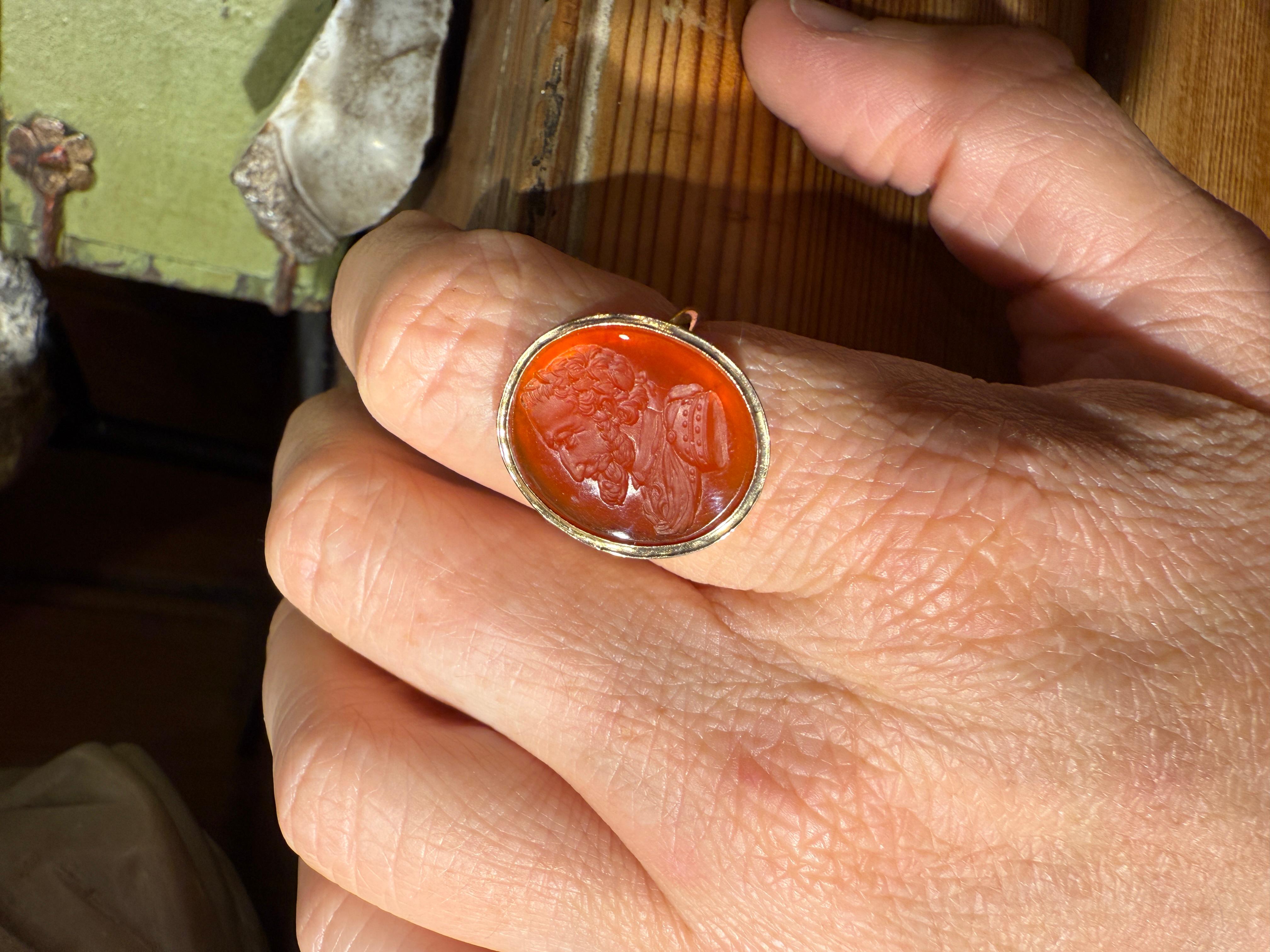 Anillo calcográfico de cornalina que representa al rey Enrique IV de Francia. Francés, siglo XIX. en venta 6