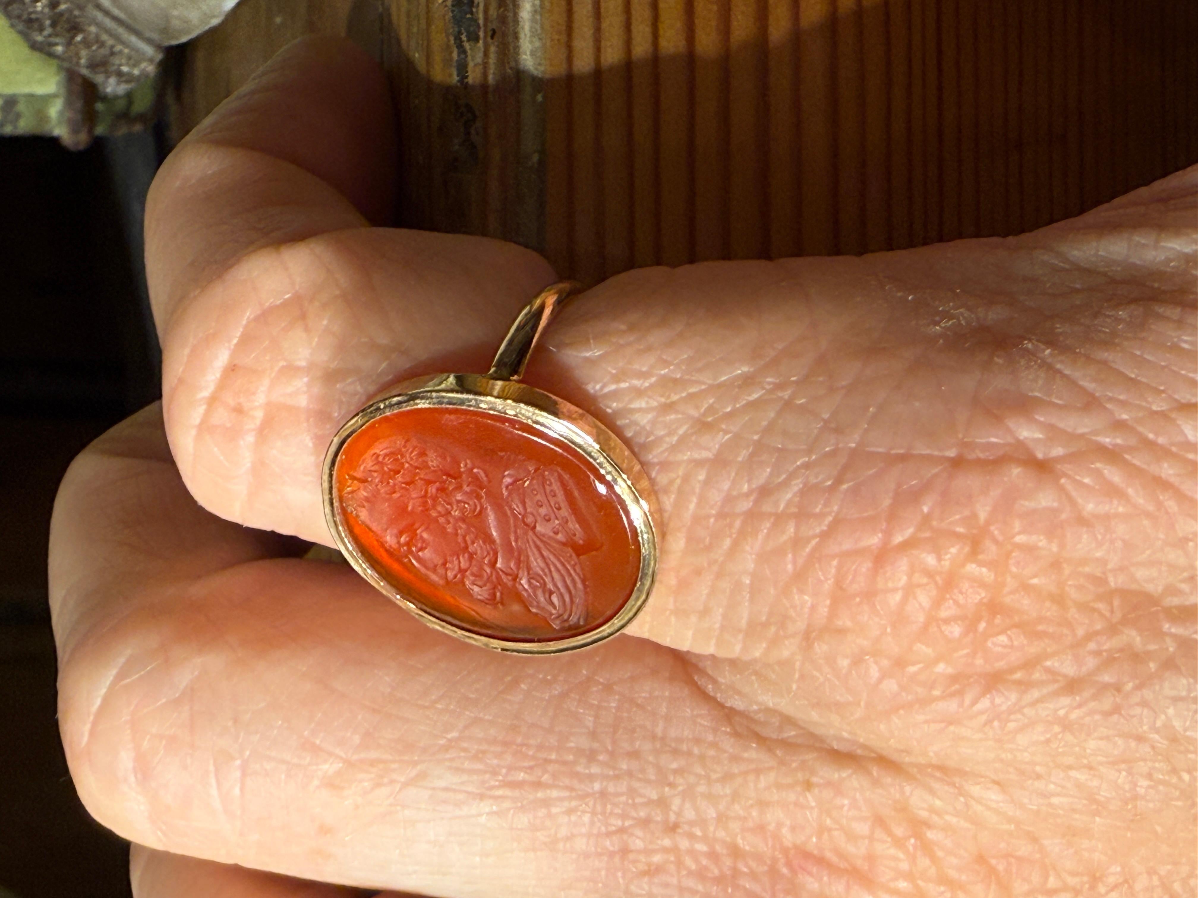 Anillo calcográfico de cornalina que representa al rey Enrique IV de Francia. Francés, siglo XIX. en venta 8