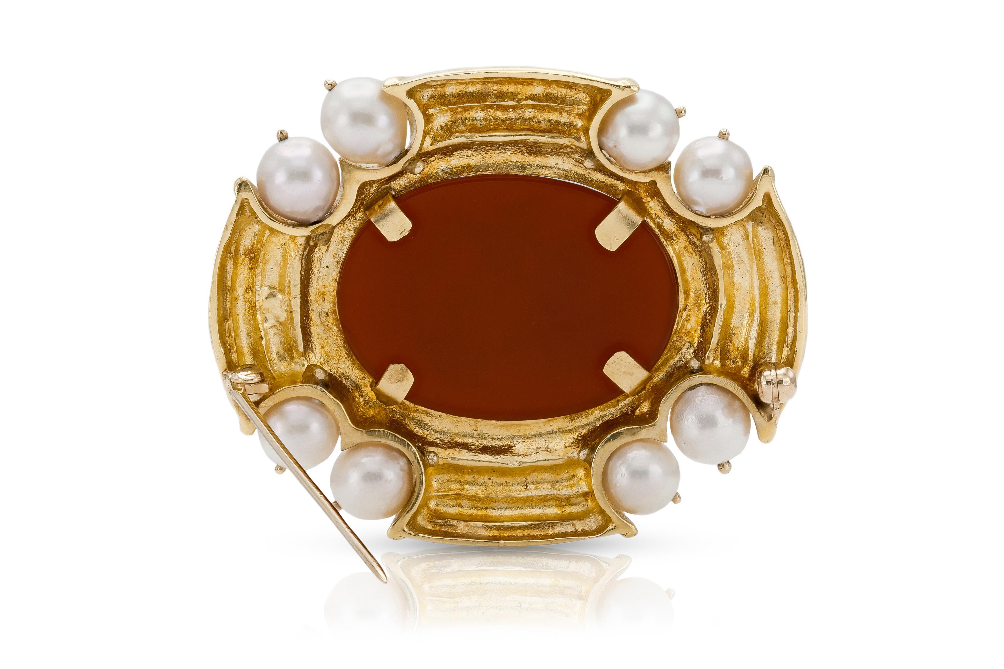 Brosche aus Gelbgold mit Karneol-Intaglio und Perlen im Zustand „Gut“ im Angebot in New York, NY
