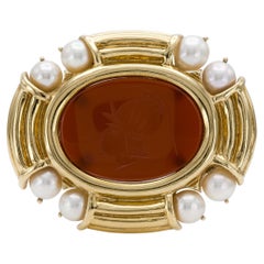 Brosche aus Gelbgold mit Karneol-Intaglio und Perlen