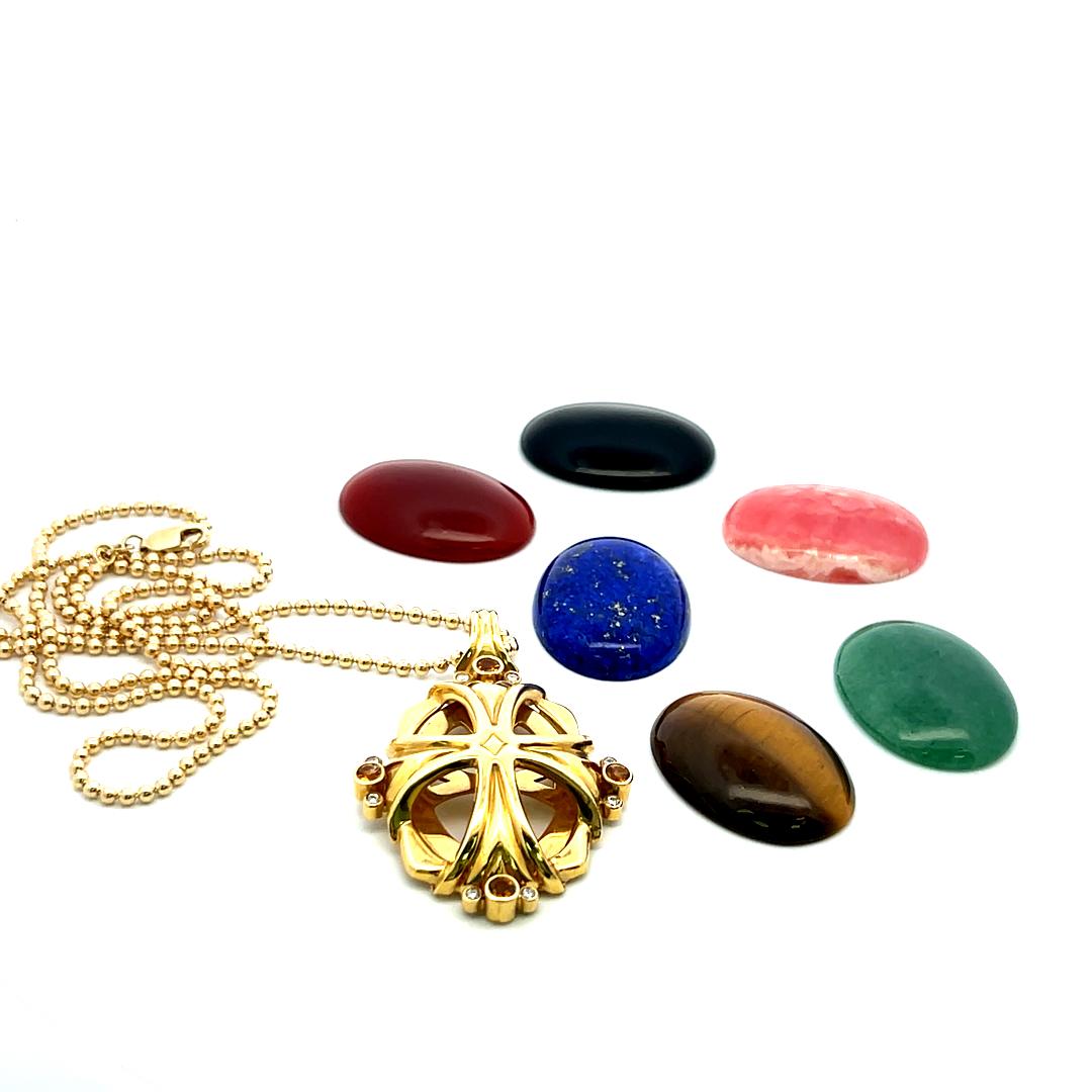 Collana con ciondolo in corniola, lapislazzuli e giada in oro giallo 18 carati in vendita 5