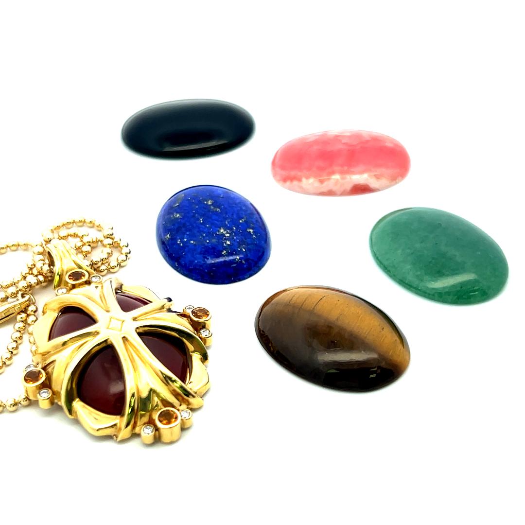Collana con ciondolo in corniola, lapislazzuli e giada in oro giallo 18 carati in vendita 6