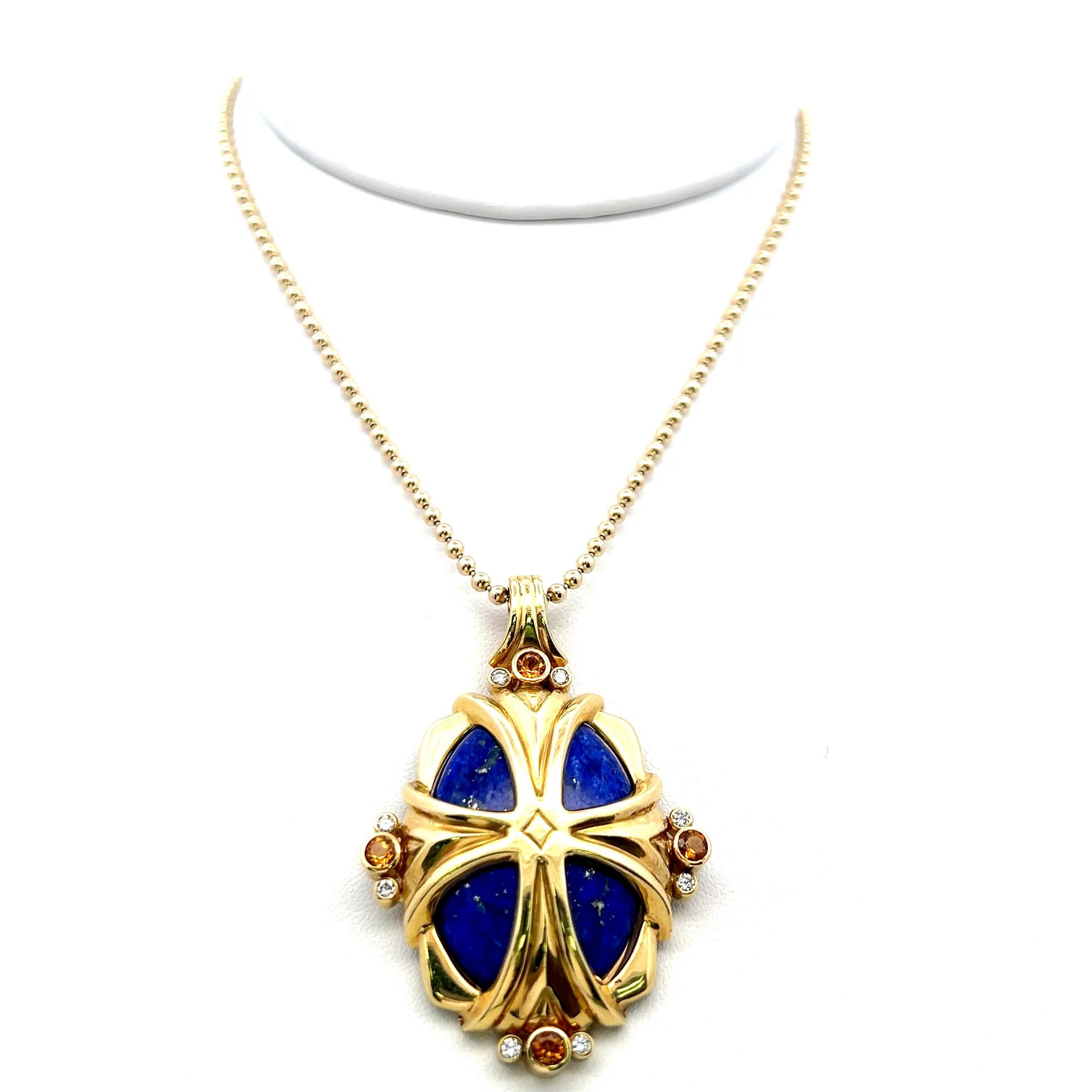 Collana con ciondolo in corniola, lapislazzuli e giada in oro giallo 18 carati In condizioni buone in vendita a New York, NY