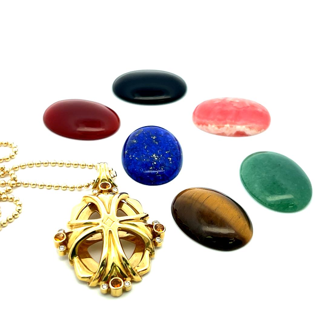 Collana con ciondolo in corniola, lapislazzuli e giada in oro giallo 18 carati in vendita 4