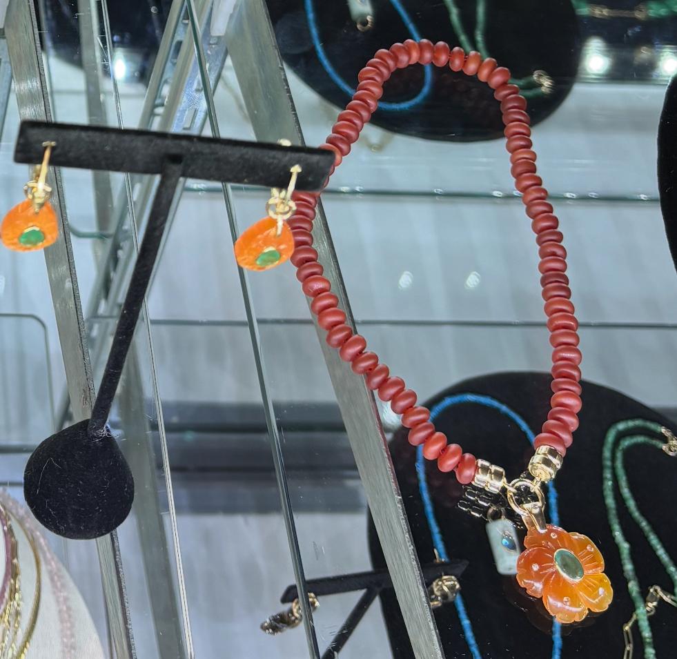 COLLANA CARNELIANA, corniola e oro 14k con charm Enhancer In condizioni Nuovo in vendita a New York, NY