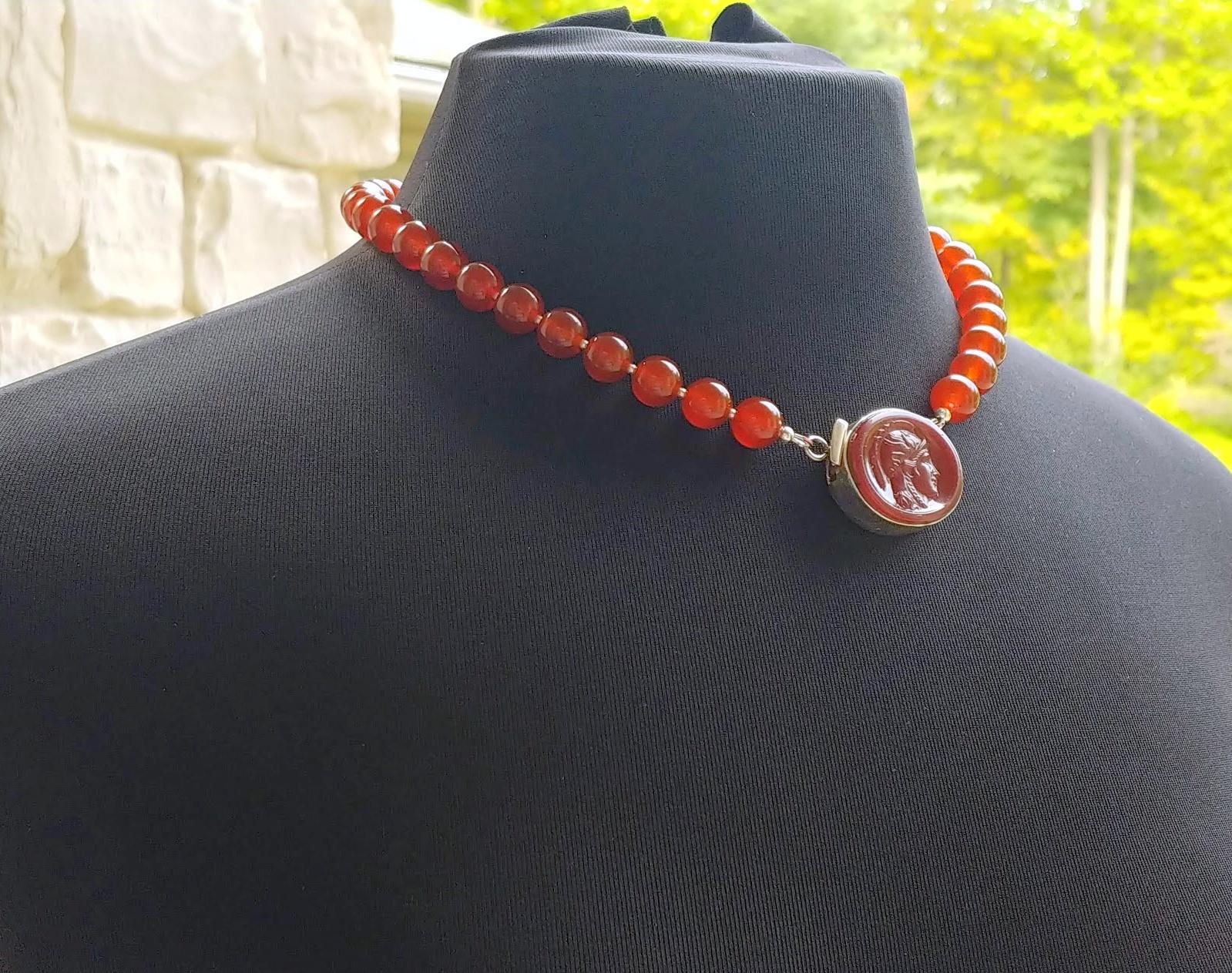 The length of the necklace is 19 inches (48 cm). The size of smooth round beads is 10 mm.
The color of the beads is uniform, semi-transparent, the color of red currant or the warm shade of strawberry jam. In bright sunlight, the necklace is caramel