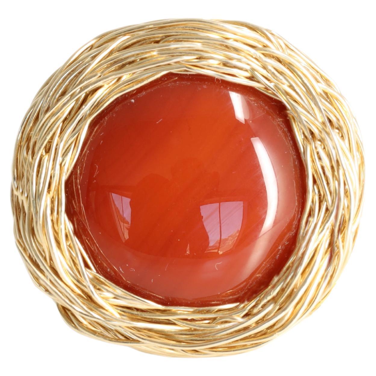 Anillo de cóctel redondo único de cornalina, obra del artista
