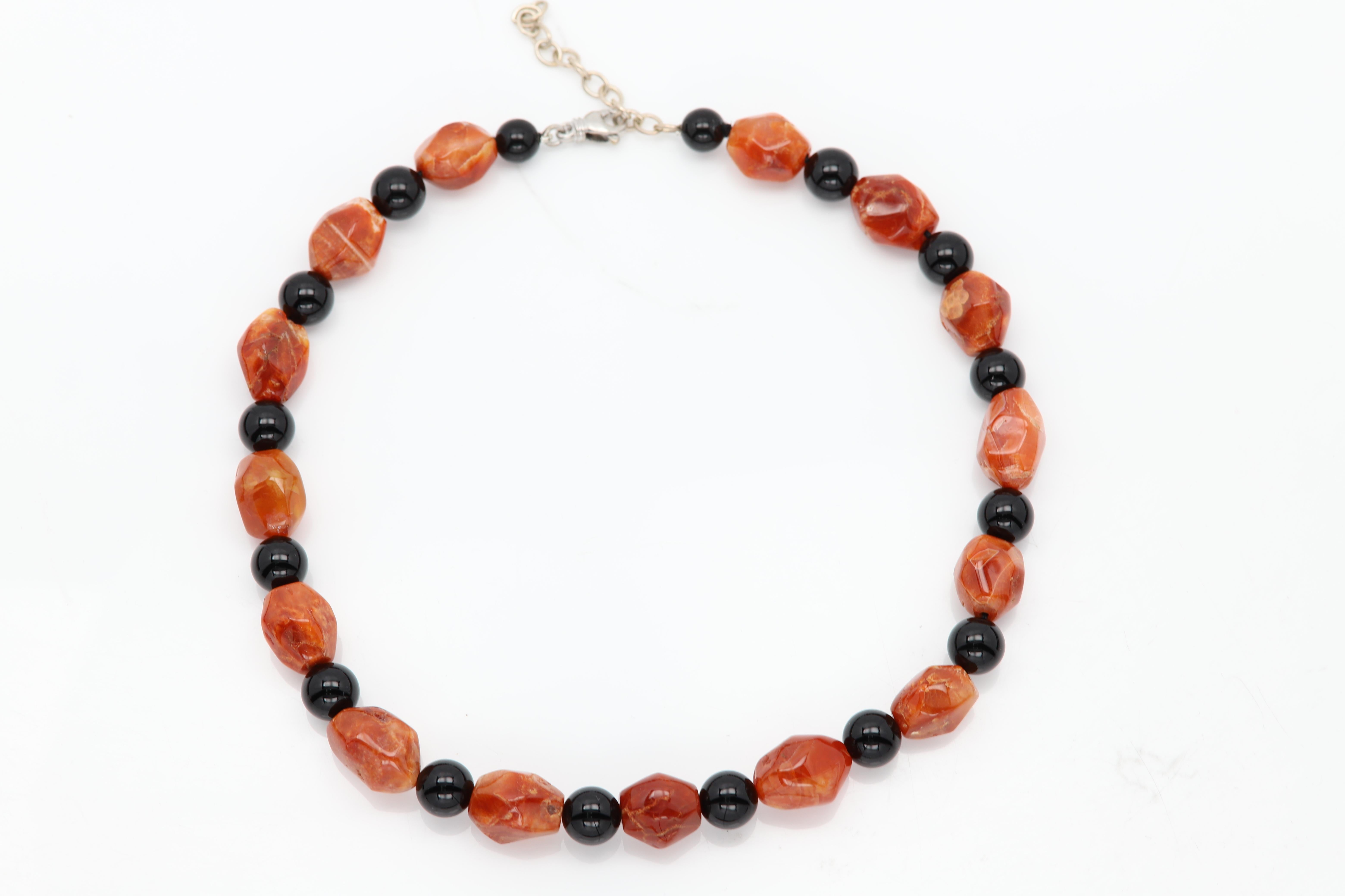 Perline di corniola arancione Brilliante
tutte le pietre naturali
Combinato con perline lisce di onice nero
Il contrasto cromatico conferisce un aspetto complessivamente vivace

Lunghezza: 16' - 18' Pollici regolabile per tutte le misure