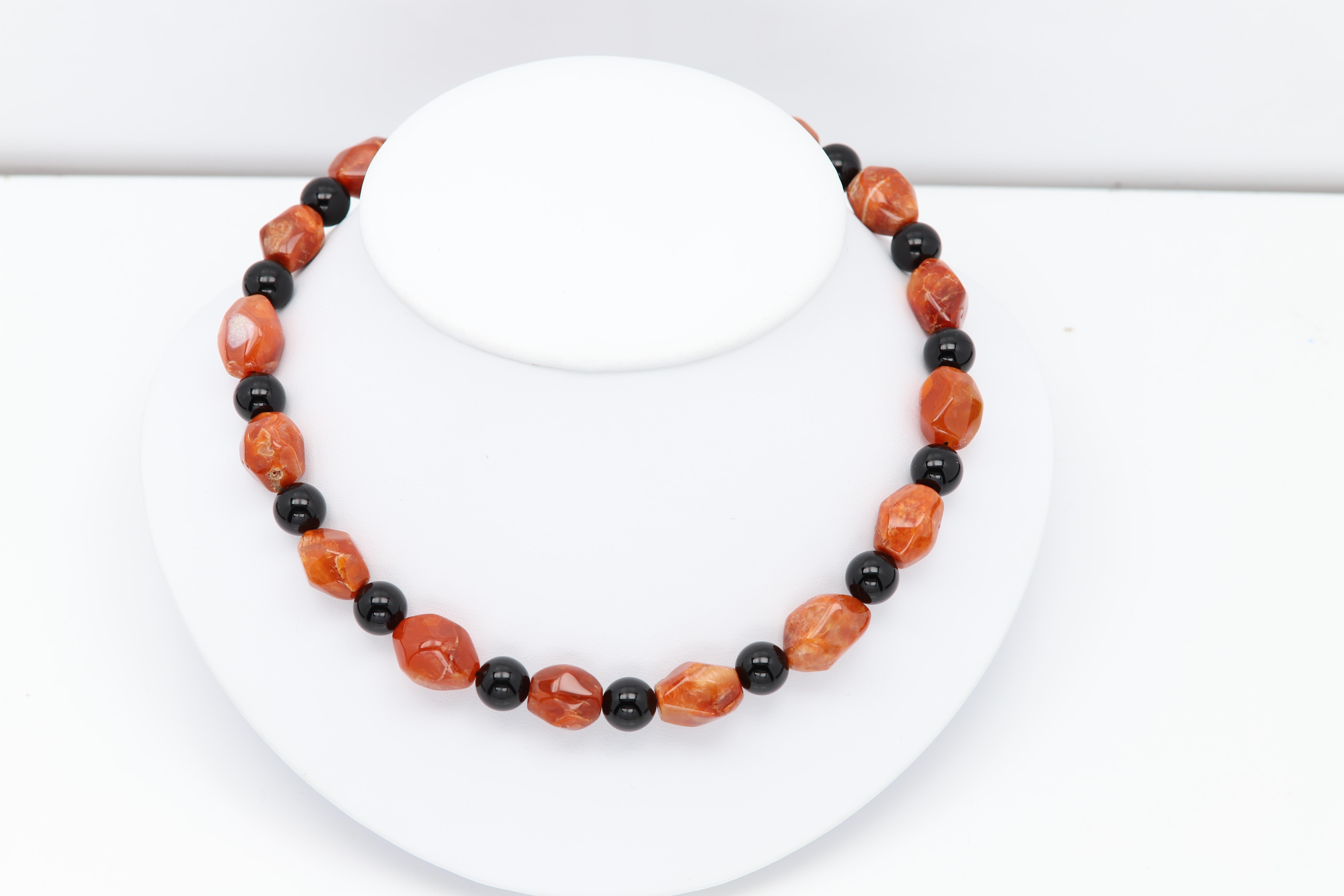 Collana di perle di corniola e onice con estensione regolabile da 16'-18' pollici A. Silver In condizioni Nuovo in vendita a Brooklyn, NY