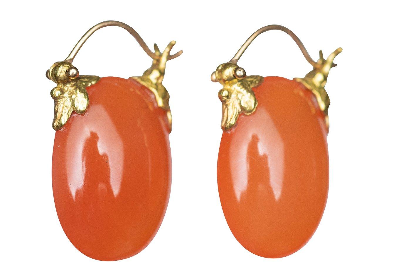 Wear a brilliant sunset at your ears with these incredible carnelian oval Flyers, truly special. Set off with a one-of-a-kind 18k petal Flyer setting. (Flyer collectors, this is for you!) Carnelian ovals 18x13x8mm.

GS689Car-1 — Smooth plump