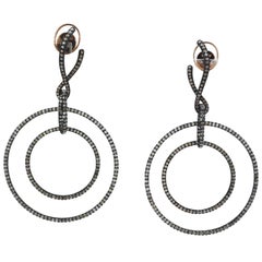 Boucles d'oreilles longues Michelle Ong art Carnet en or noirci avec diamants de couleur