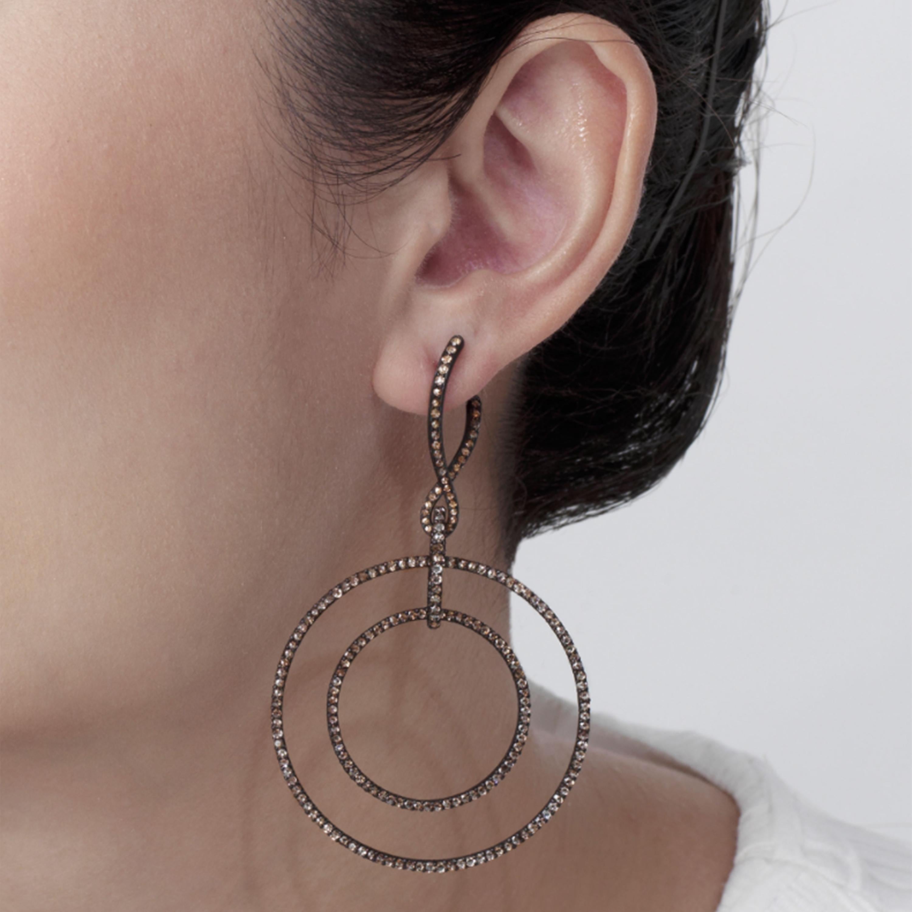 Contemporain Boucles d'oreilles longues Michelle Ong art Carnet en or noirci avec diamants de couleur en vente