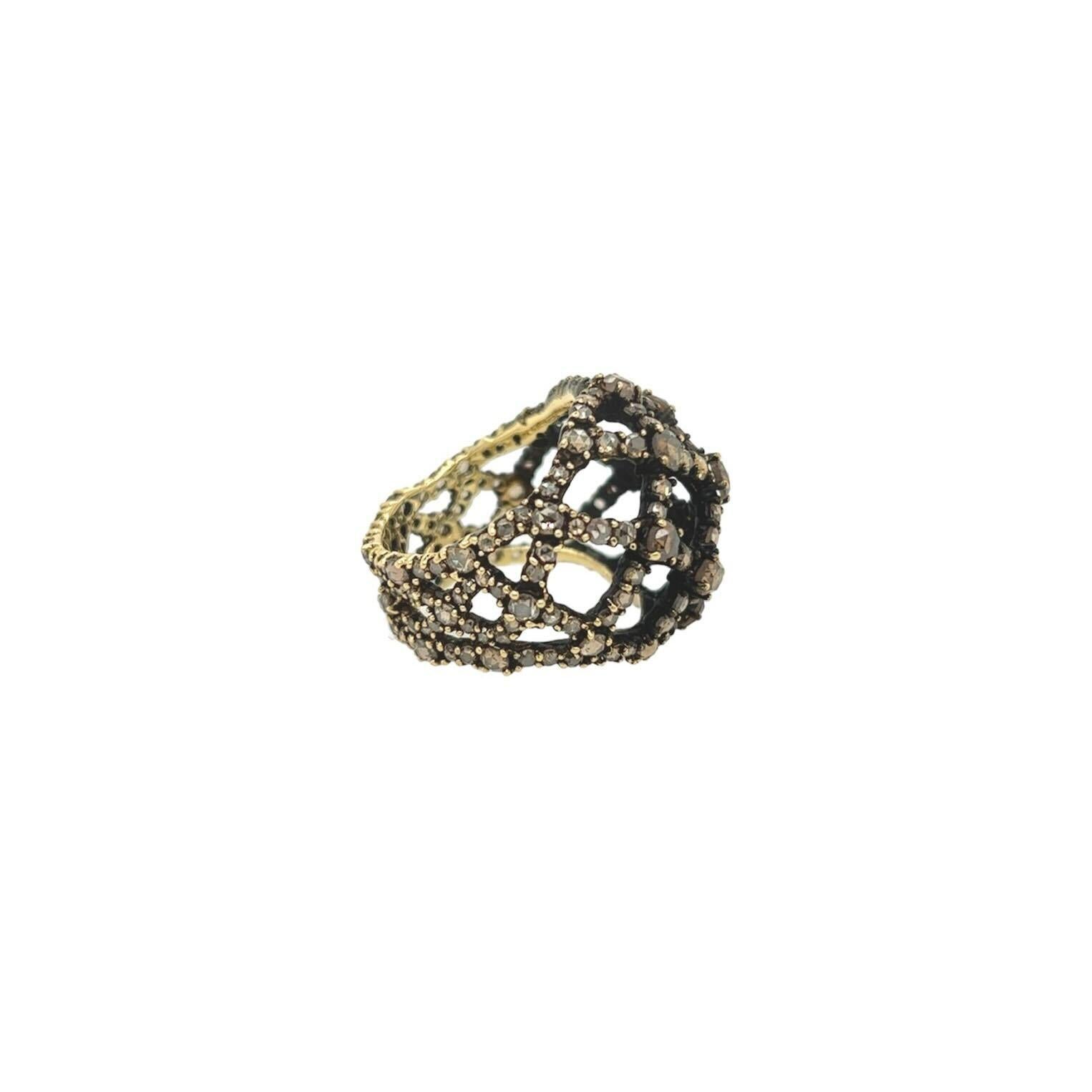 Anillo de oro amarillo de 18 quilates y diamantes marrón claro, Carnet diseñado por Michelle Ong.  Anillo bombeado formado por una celosía abierta engastada en toda su superficie con diamantes talla rosa de color marrón claro, la parte superior en