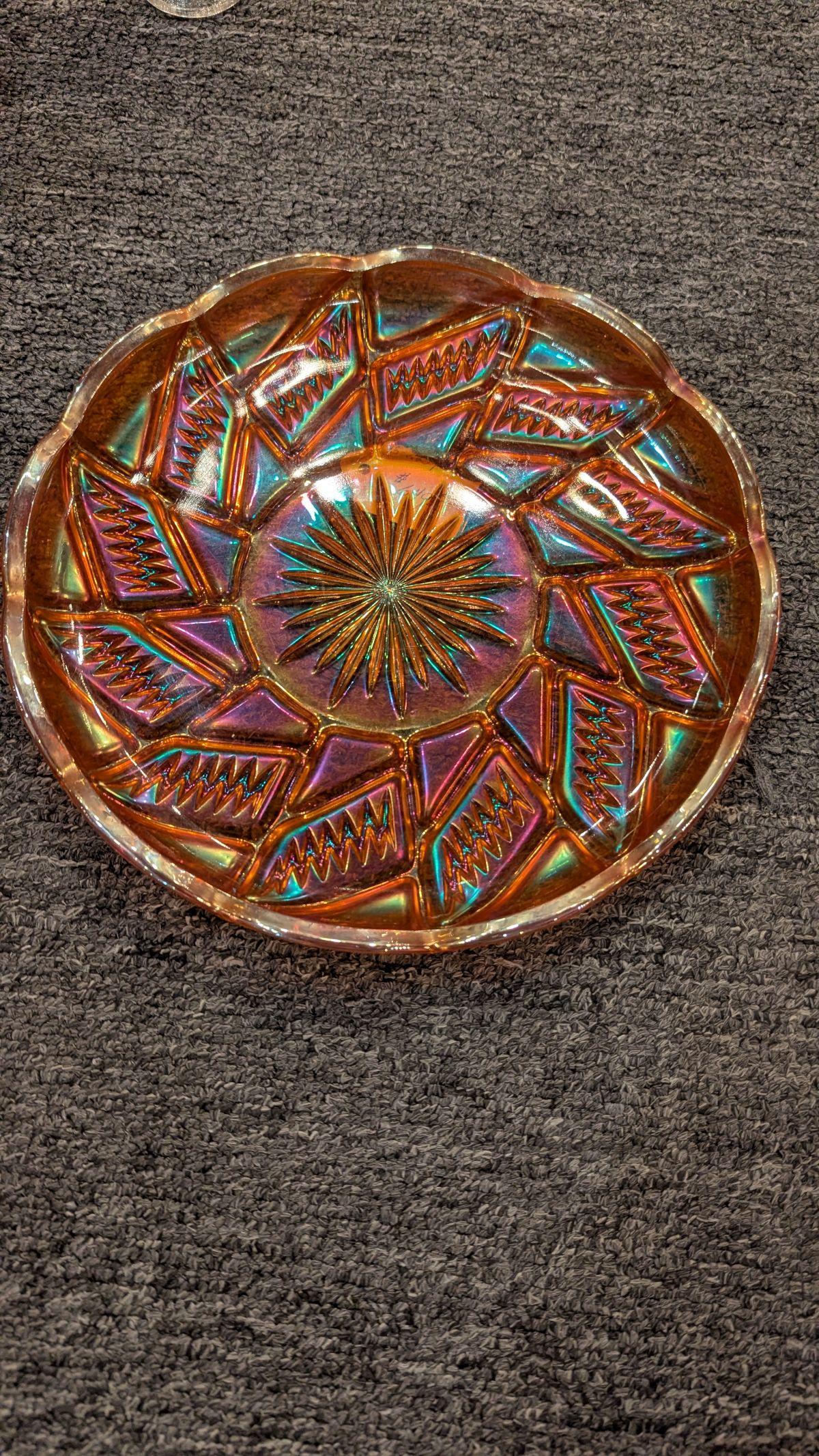 Hier ist eine sehr gefragte Art Deco Carnival Dekanter Set in perfektem Zustand, mit seltenen Reißverschluss Stich Pattern aus Argentinien, in einem schönen schillernden marigold Farbe.  Das Set besteht aus einem 9-Zoll-Tablett, einer