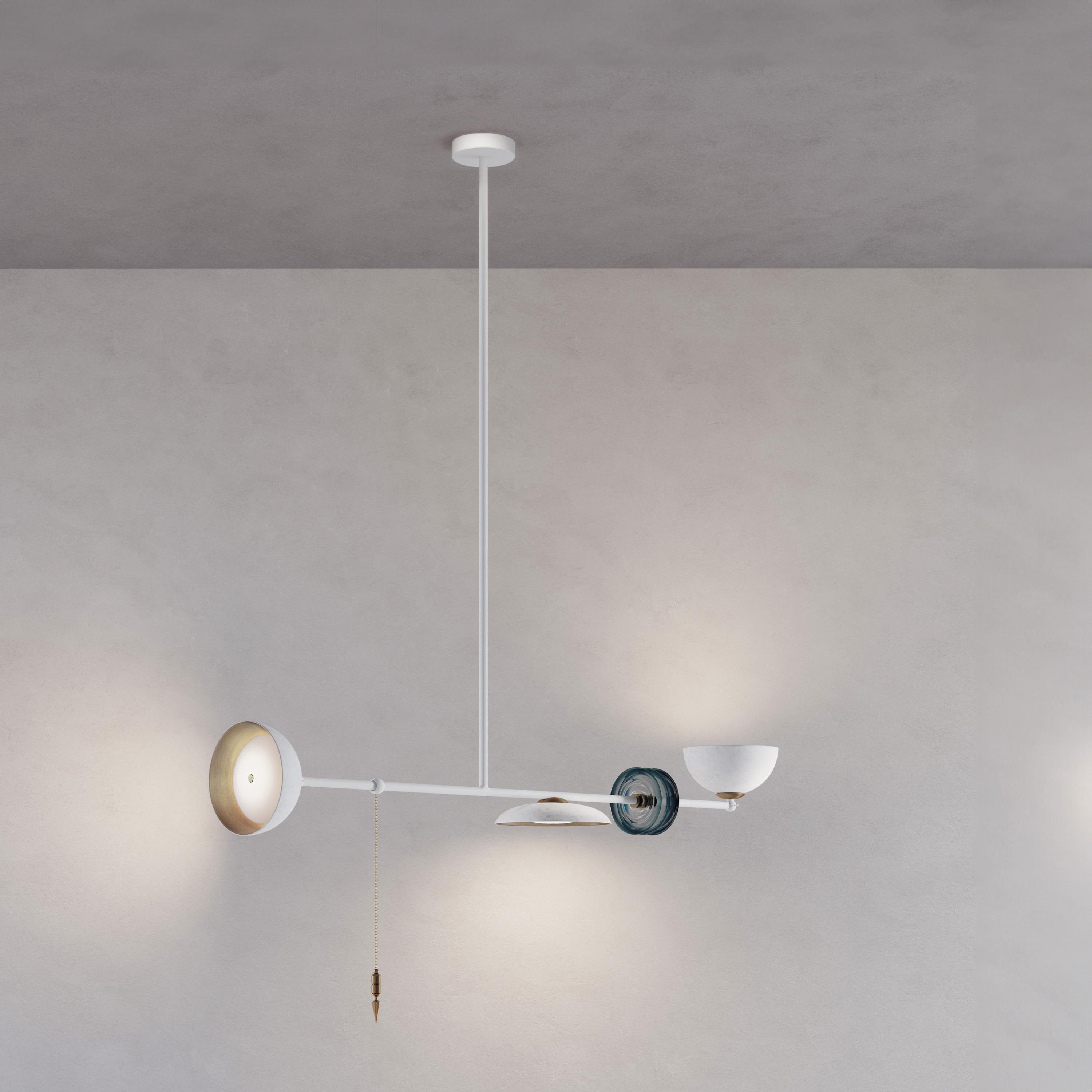 Britannico Lampadario lineare in ottone patinato bianco 'Carnivale Acrobat Blanc' fatto a mano in vendita