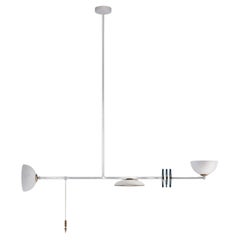 Handgefertigter, linearer Kronleuchter „Carnivale Acrobat Blanc“ aus Blanc patiniertem Messing