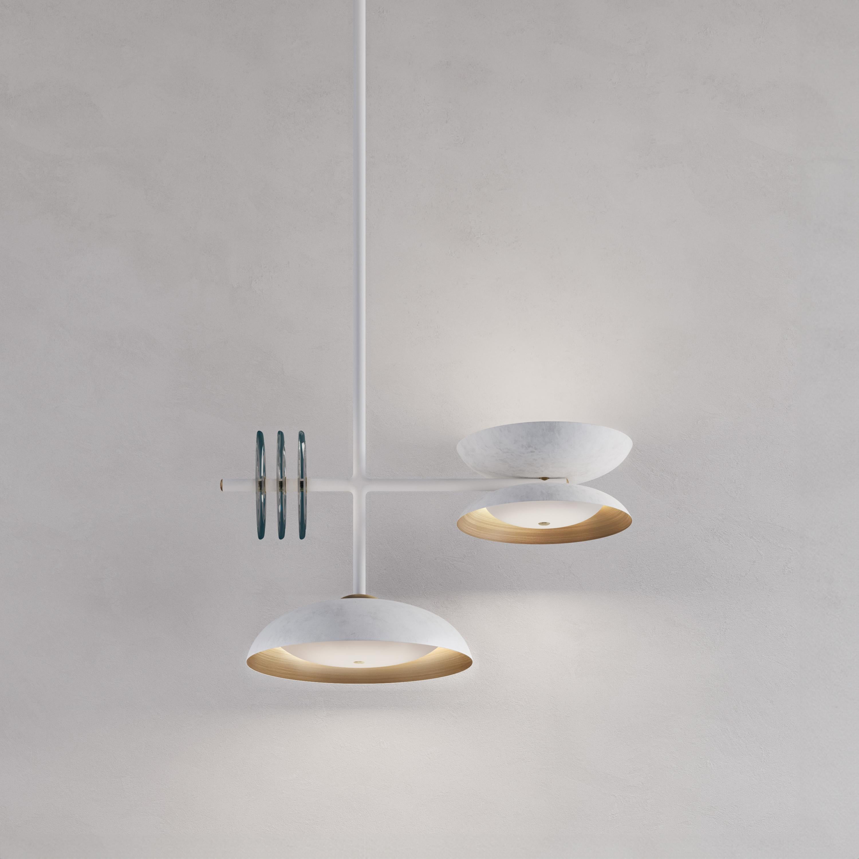 Organico moderno Ciondolo in ottone patinato bianco 'Carnivale Auguste Blanc' fatto a mano in vendita